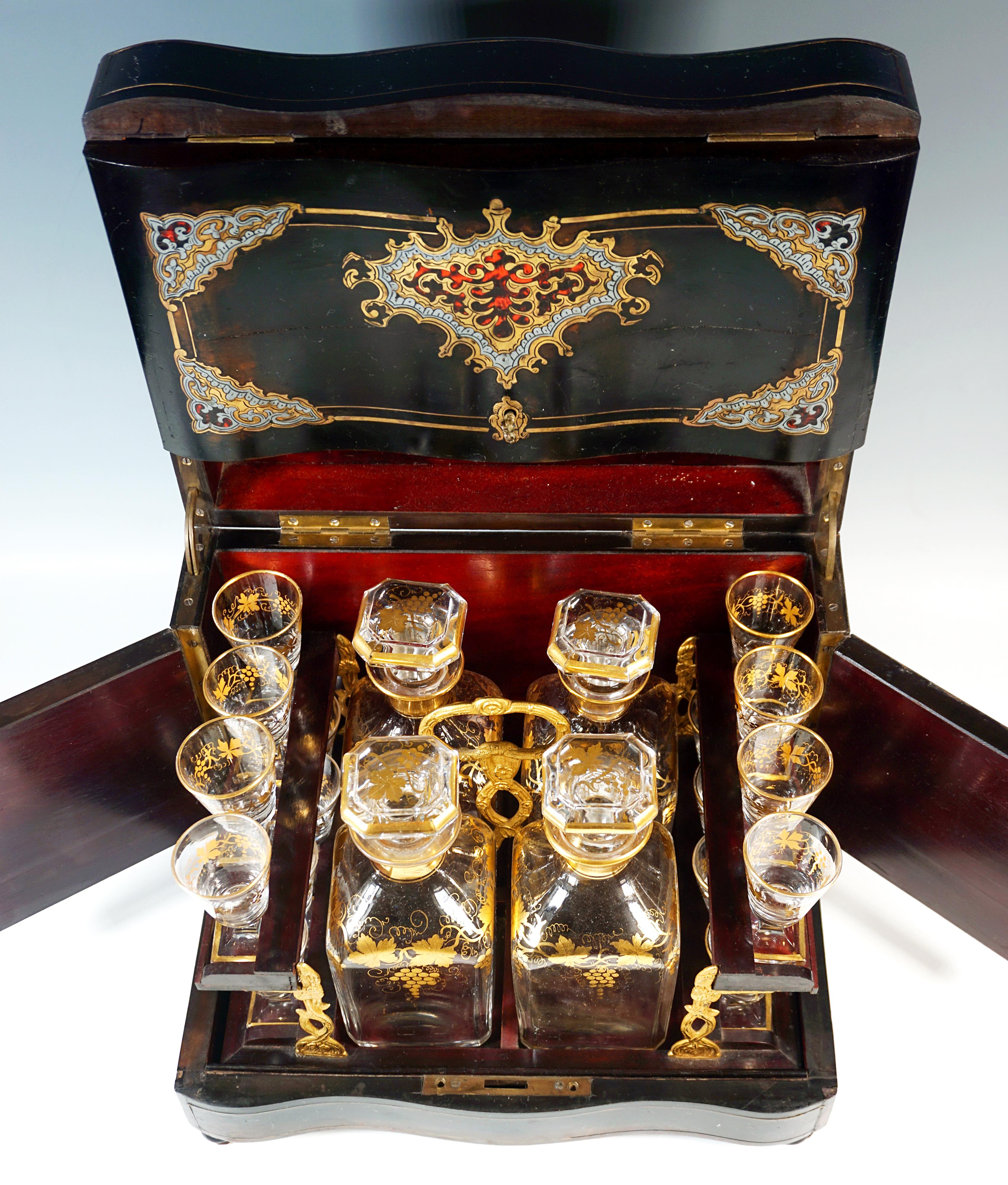 Coffret en bois peint en noir, avec incrustations en laiton et peinture en émail coloré, couvercle et panneaux latéraux à charnières, garniture intérieure amovible avec poignée en bronze doré, rails en bois à deux niveaux sur les côtés, chacun