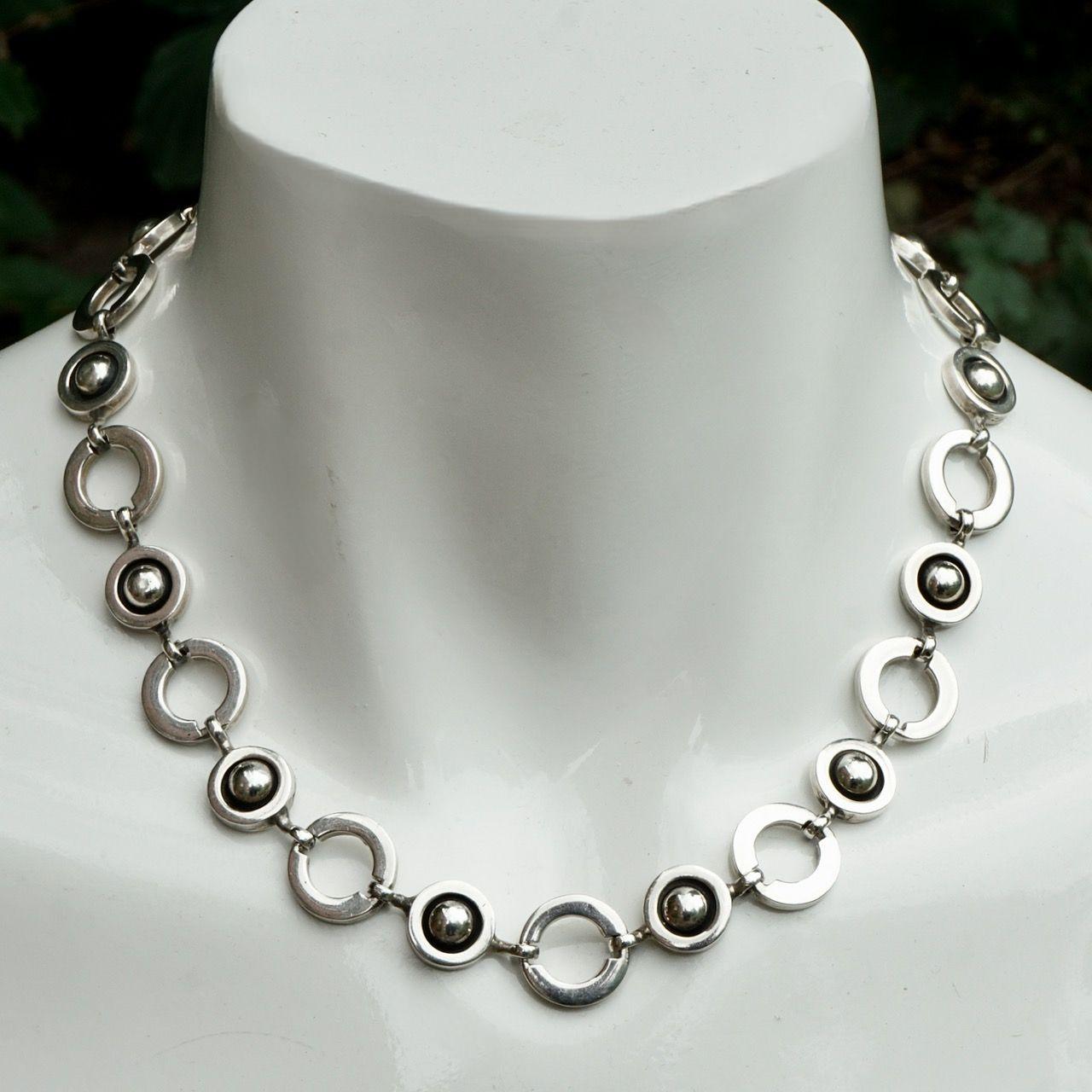 French Cavendish wonderful sterling silver saturn ring necklace. The necklace is in very good condition, with scratching as expected.

Measuring length 43 cm / 17 inches by maximum width 1.5 cm / .6 inch. 

This is a lovely sterling silver link
