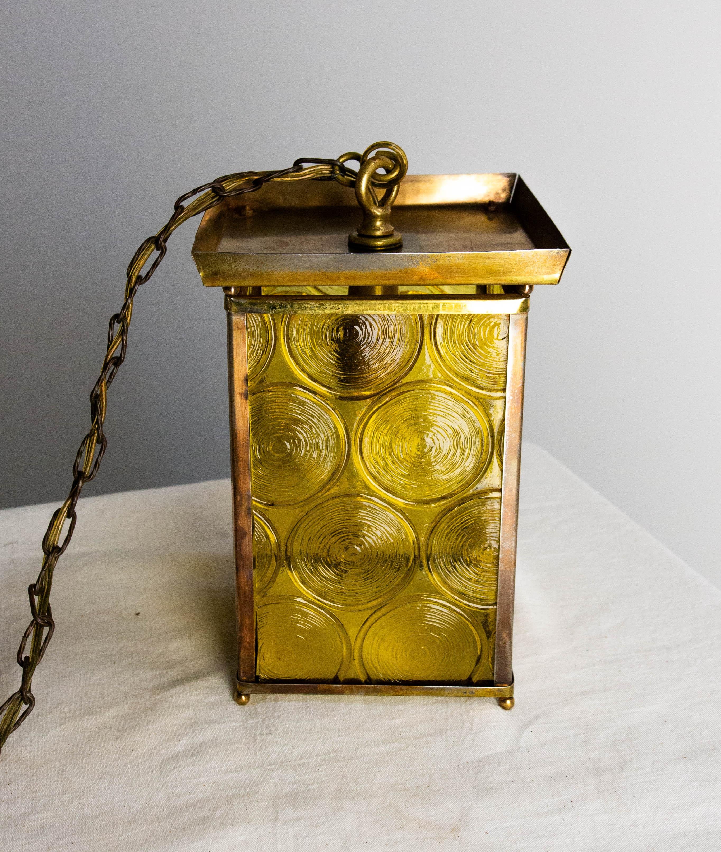 Lampada da soffitto francese in ottone, vetro giallo, lustro, circa 1970 in vendita 3