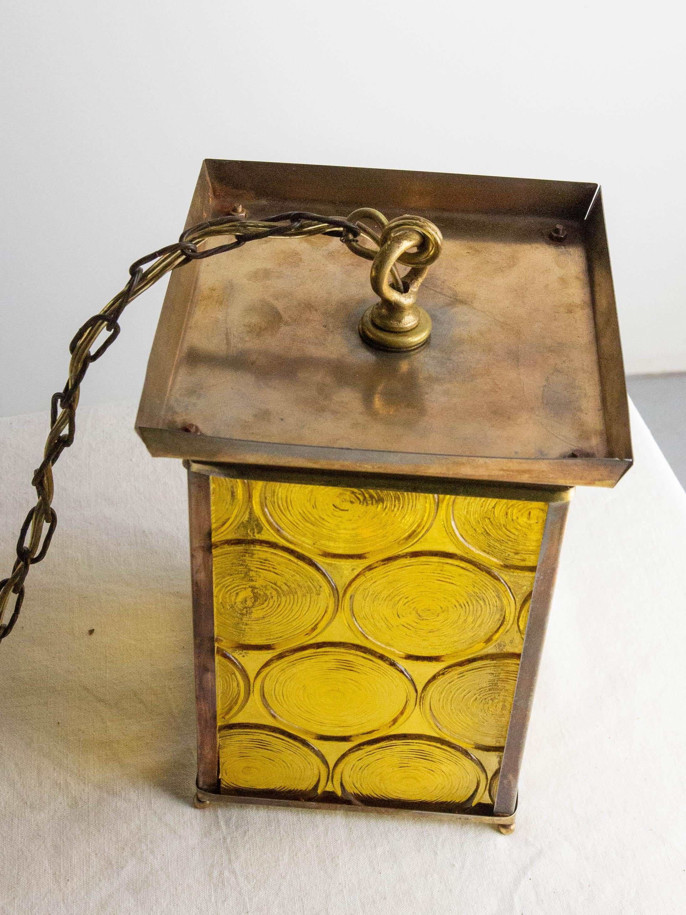 Lampada da soffitto francese in ottone, vetro giallo, lustro, circa 1970 in vendita 4