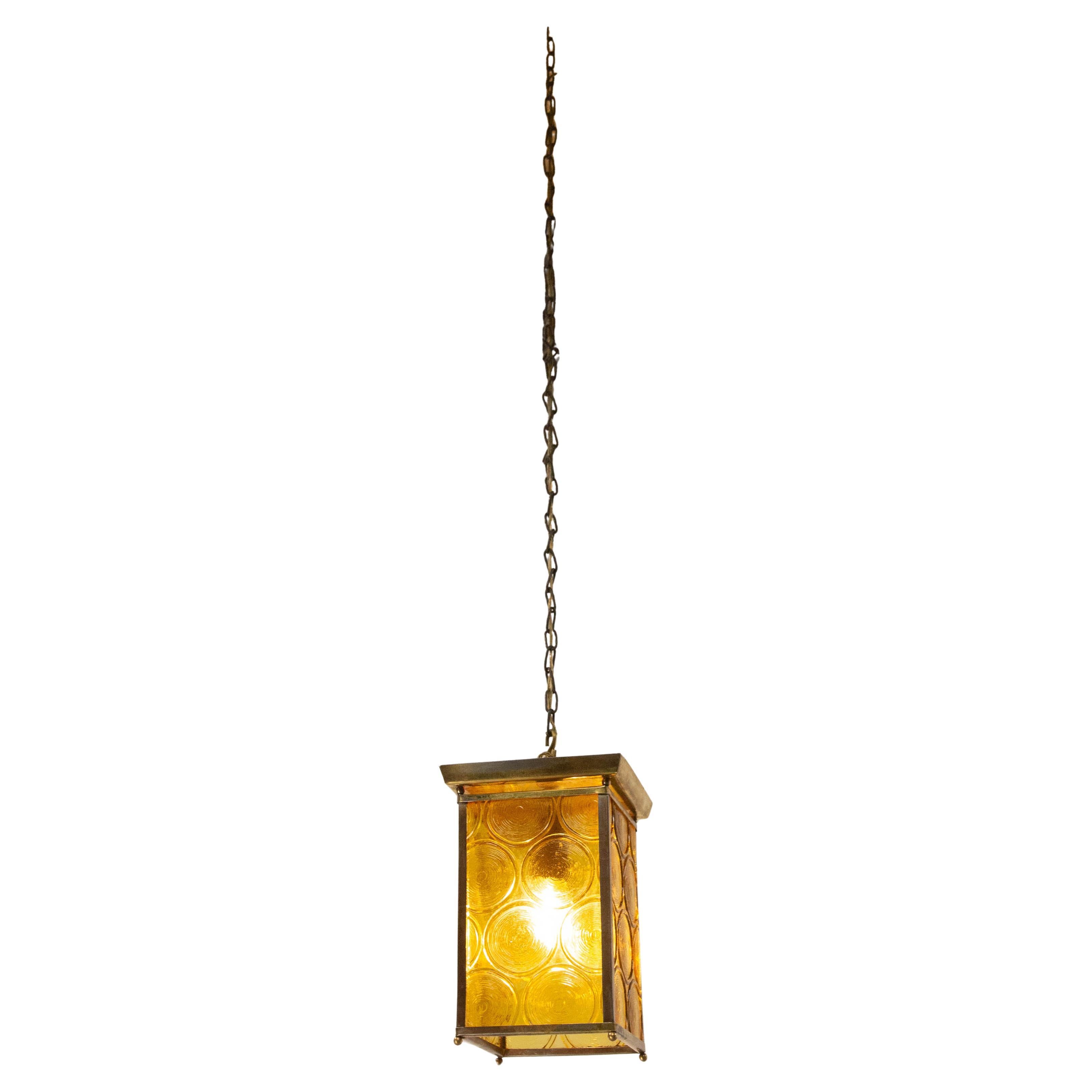 Ciondolo a soffitto, Francia.
Lustro realizzato in ottone e vetro giallo. Il vetro è quello originale ma è come nuovo.
Illuminazione morbida e piacevole.
Le sue grandi dimensioni lo rendono ideale per l'illuminazione e la decorazione di una grande
