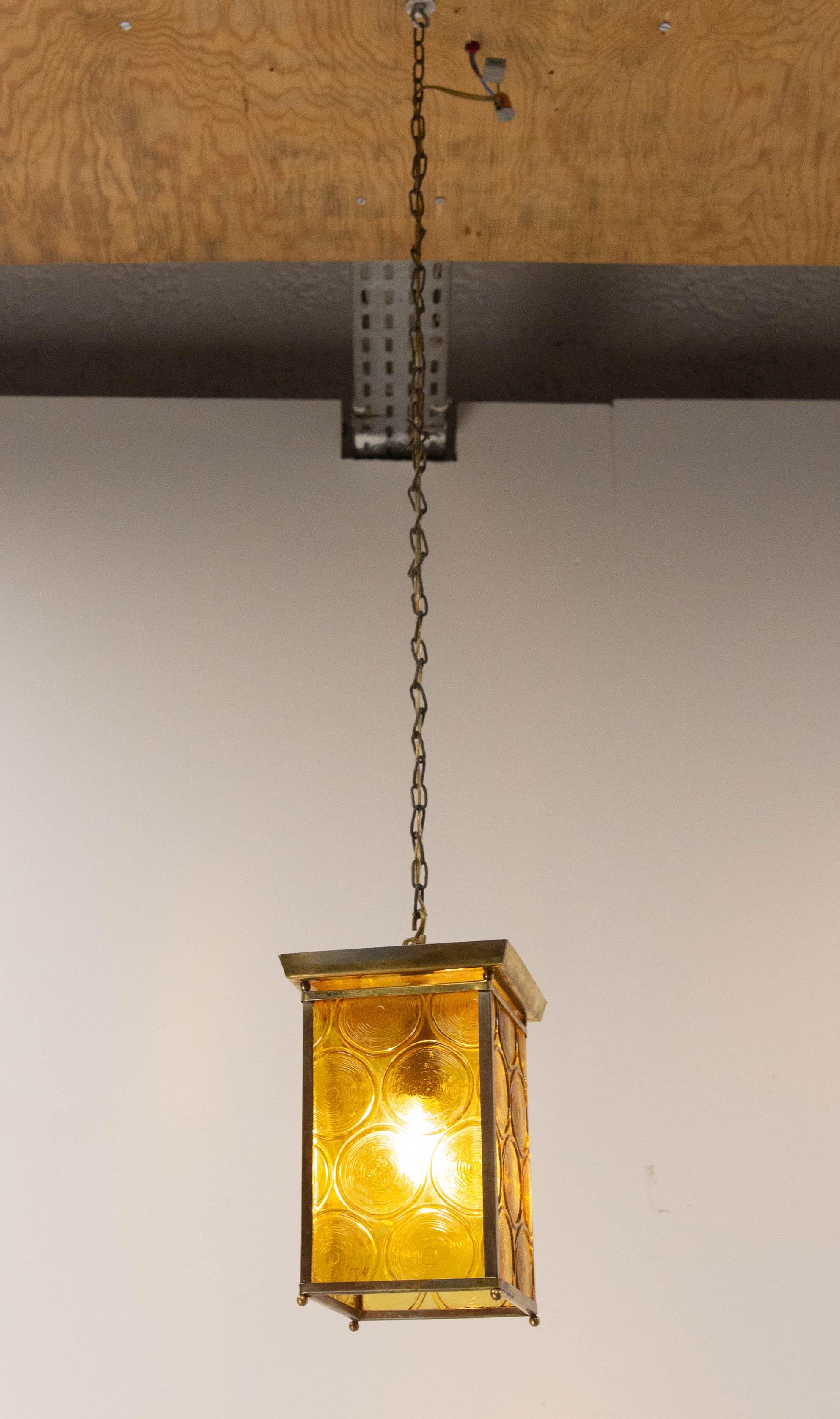 Mid-Century moderno Lampada da soffitto francese in ottone, vetro giallo, lustro, circa 1970 in vendita