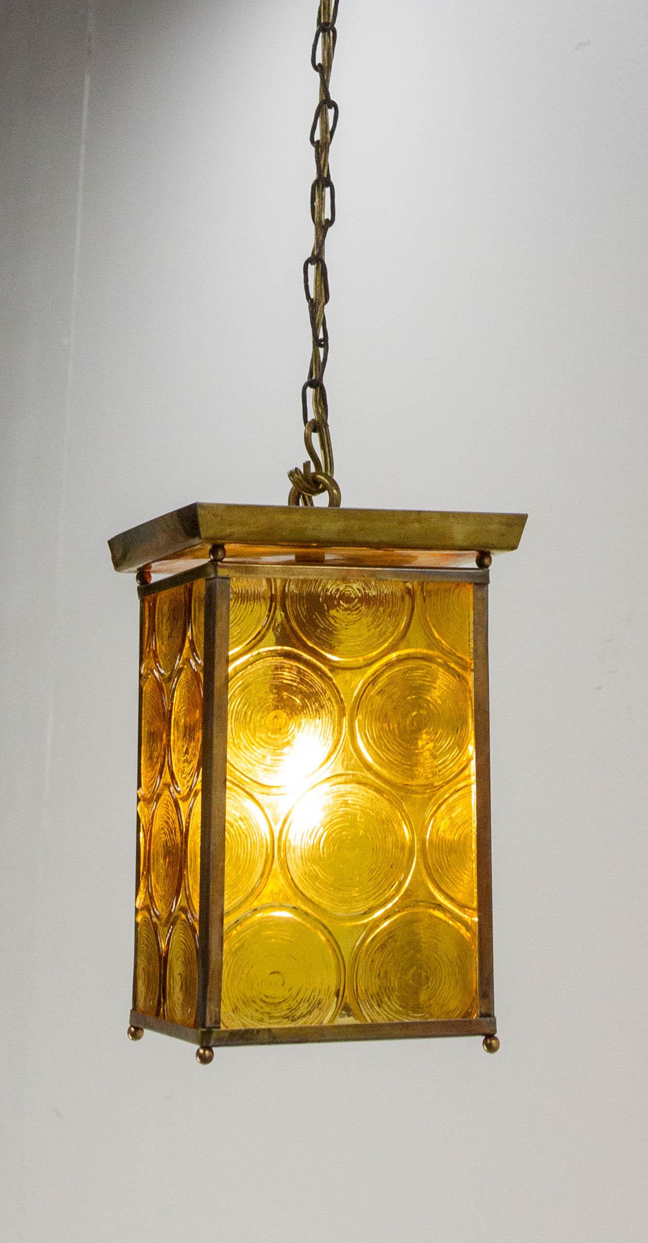 Francese Lampada da soffitto francese in ottone, vetro giallo, lustro, circa 1970 in vendita