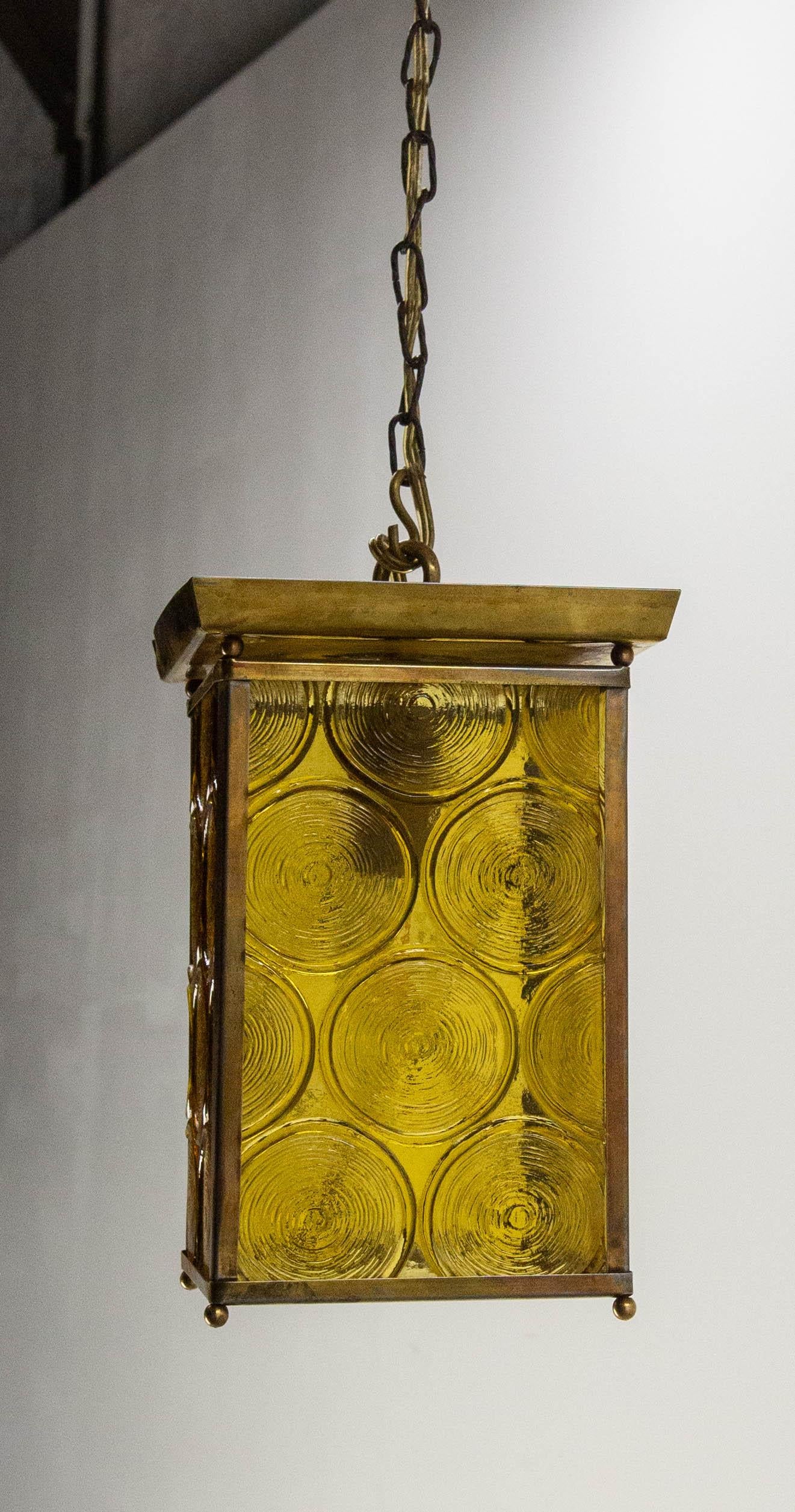Lampada da soffitto francese in ottone, vetro giallo, lustro, circa 1970 In condizioni buone in vendita a Labrit, Landes