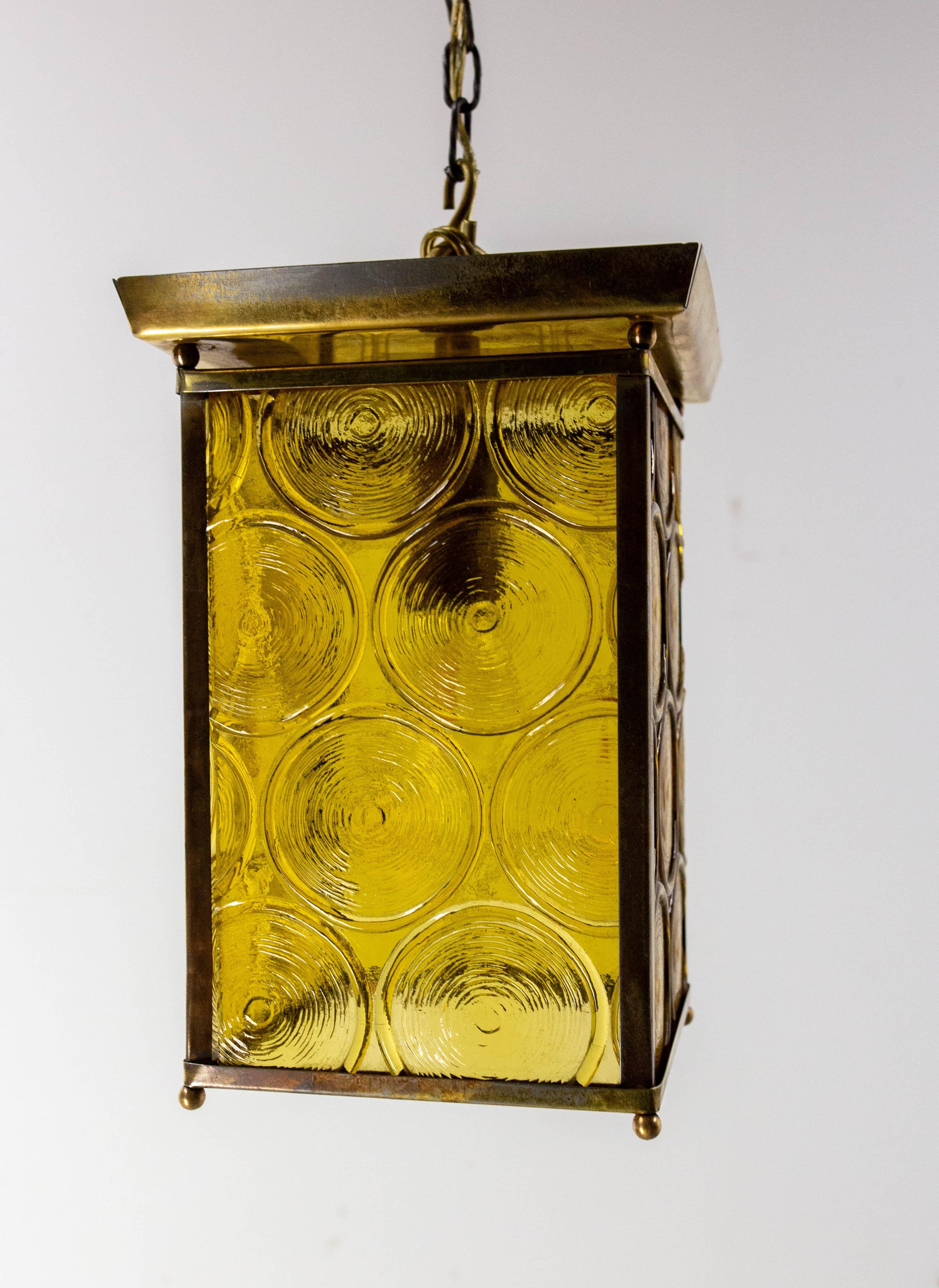Vetro Lampada da soffitto francese in ottone, vetro giallo, lustro, circa 1970 in vendita