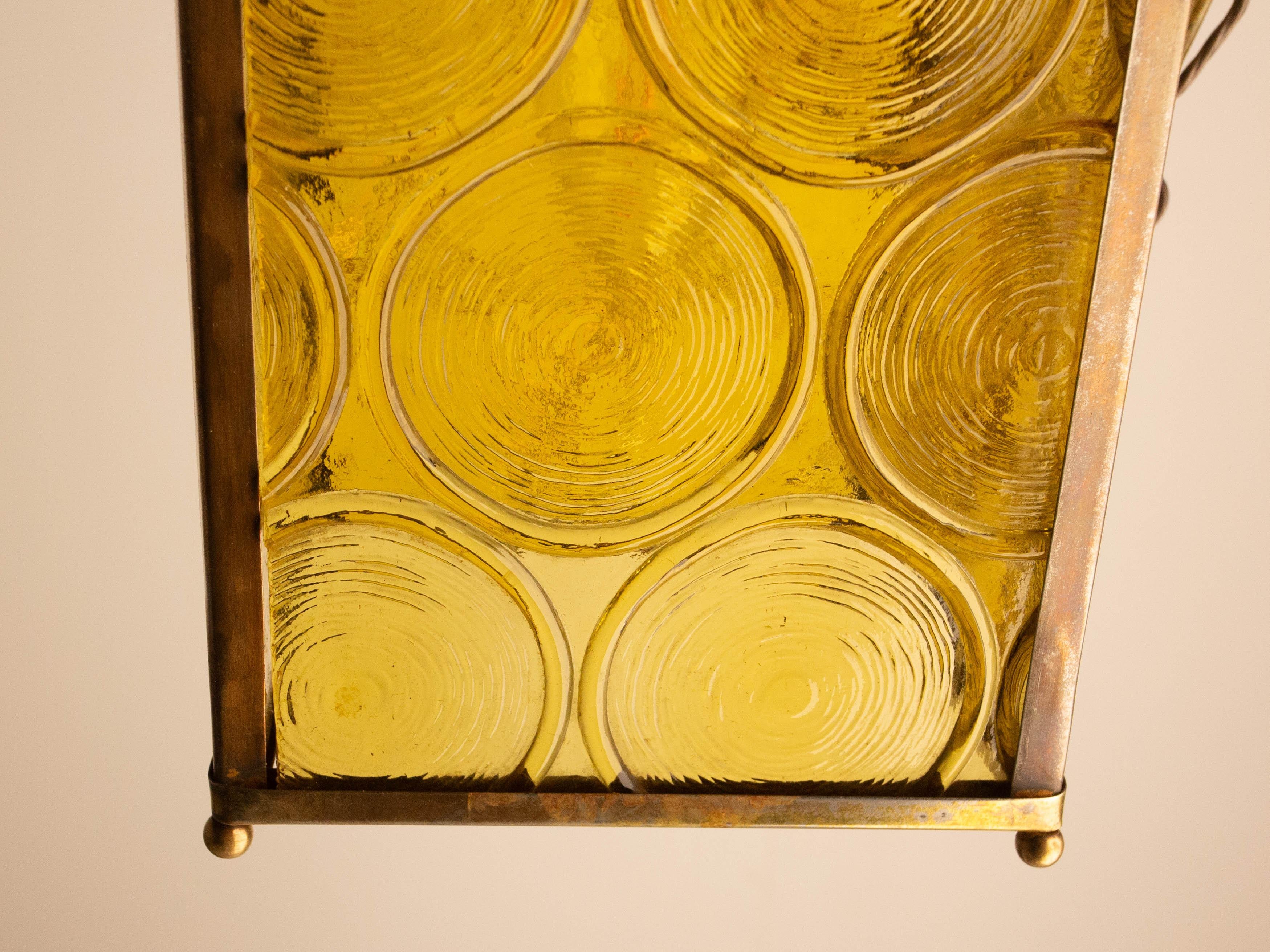 Lampada da soffitto francese in ottone, vetro giallo, lustro, circa 1970 in vendita 2