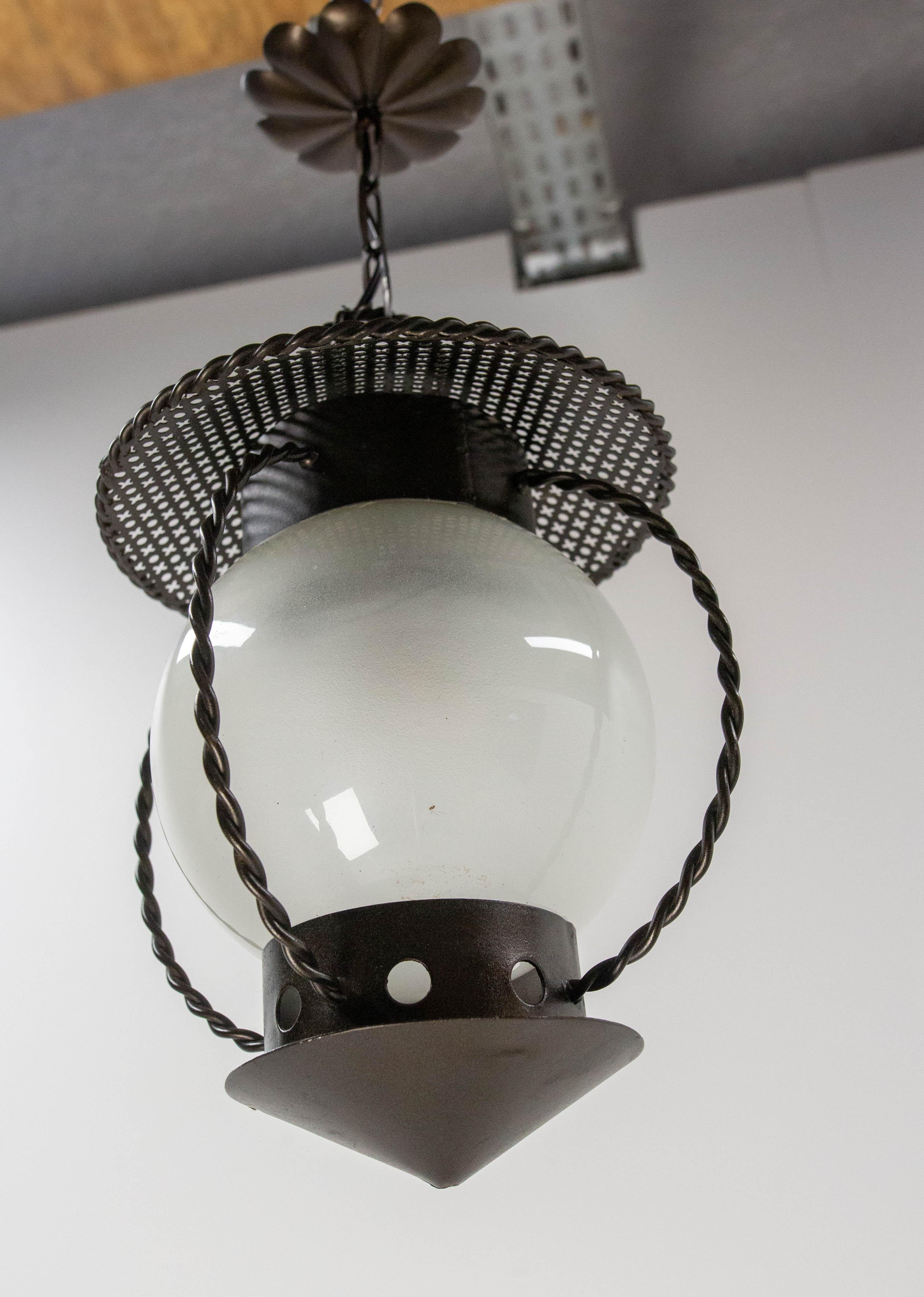 Lampada da soffitto francese in ferro e vetro in stile Mathieu Matégot Ciondolo Lustre circa 1960 in vendita 4