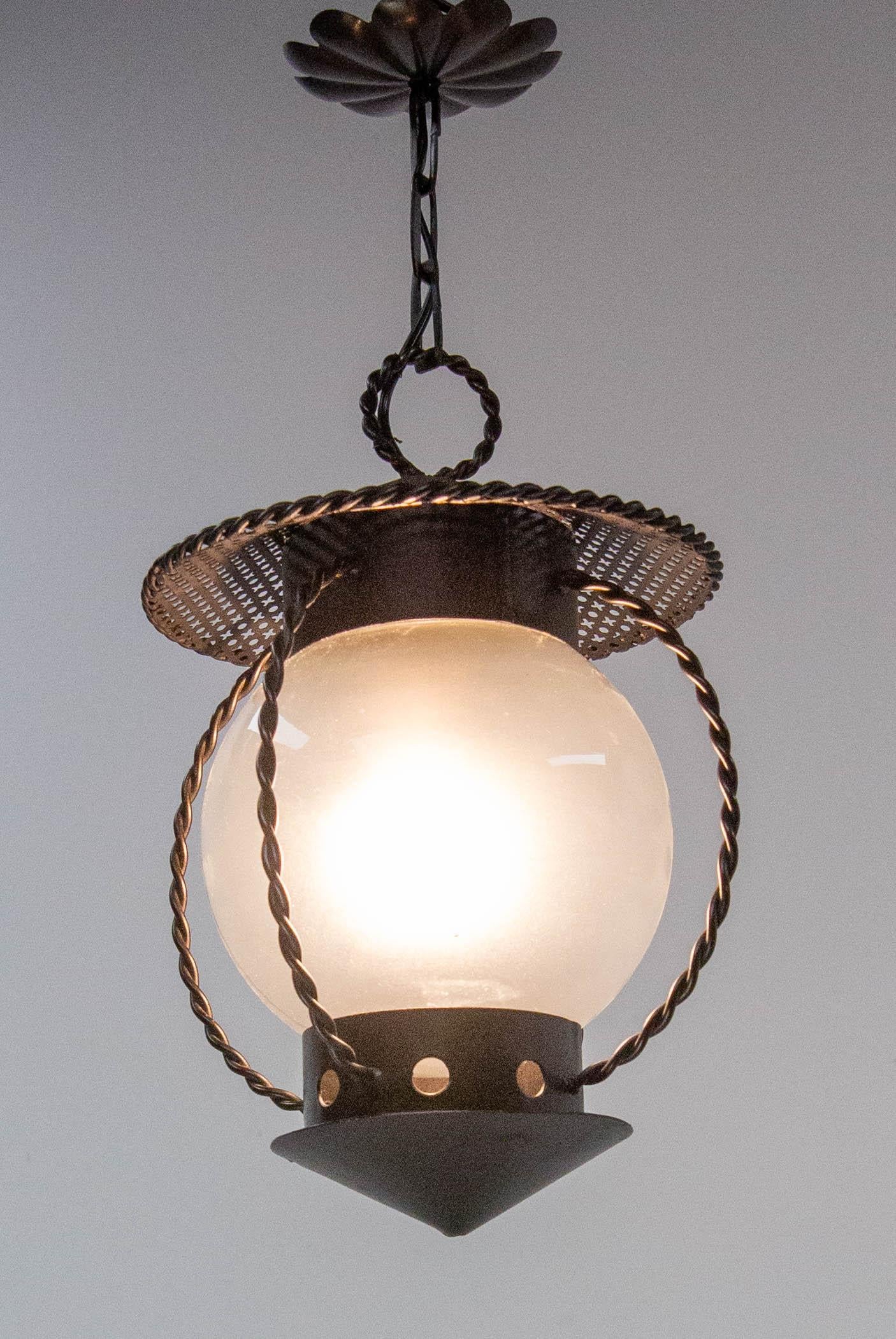 Ciondolo a soffitto, Francia.
Lustro realizzato in metallo e vetro.
Illuminazione morbida e piacevole.
La parte superiore della lampada è tipica dello stile di Mathieu Matégot.
Questo lampadario è conforme agli standard USA e UE o UK.
Buone