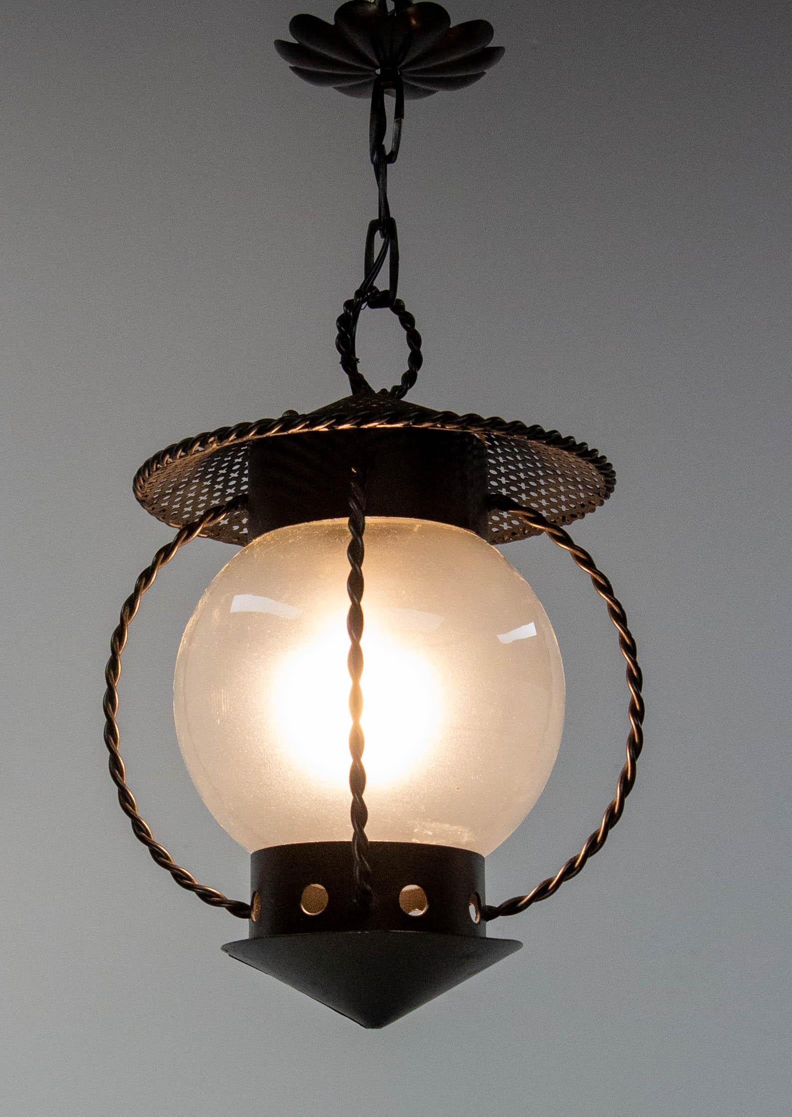 Mid-Century moderno Lampada da soffitto francese in ferro e vetro in stile Mathieu Matégot Ciondolo Lustre circa 1960 in vendita