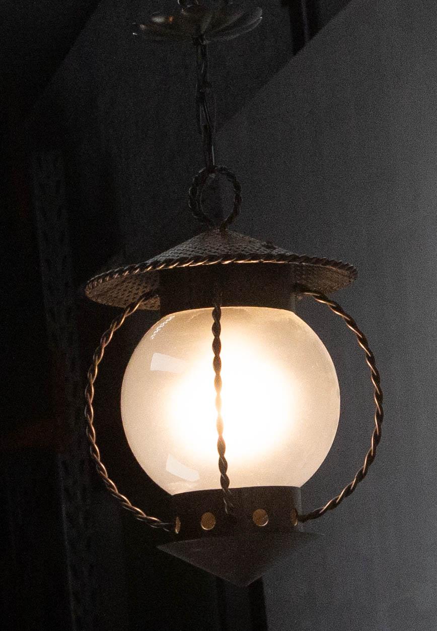 Francese Lampada da soffitto francese in ferro e vetro in stile Mathieu Matégot Ciondolo Lustre circa 1960 in vendita