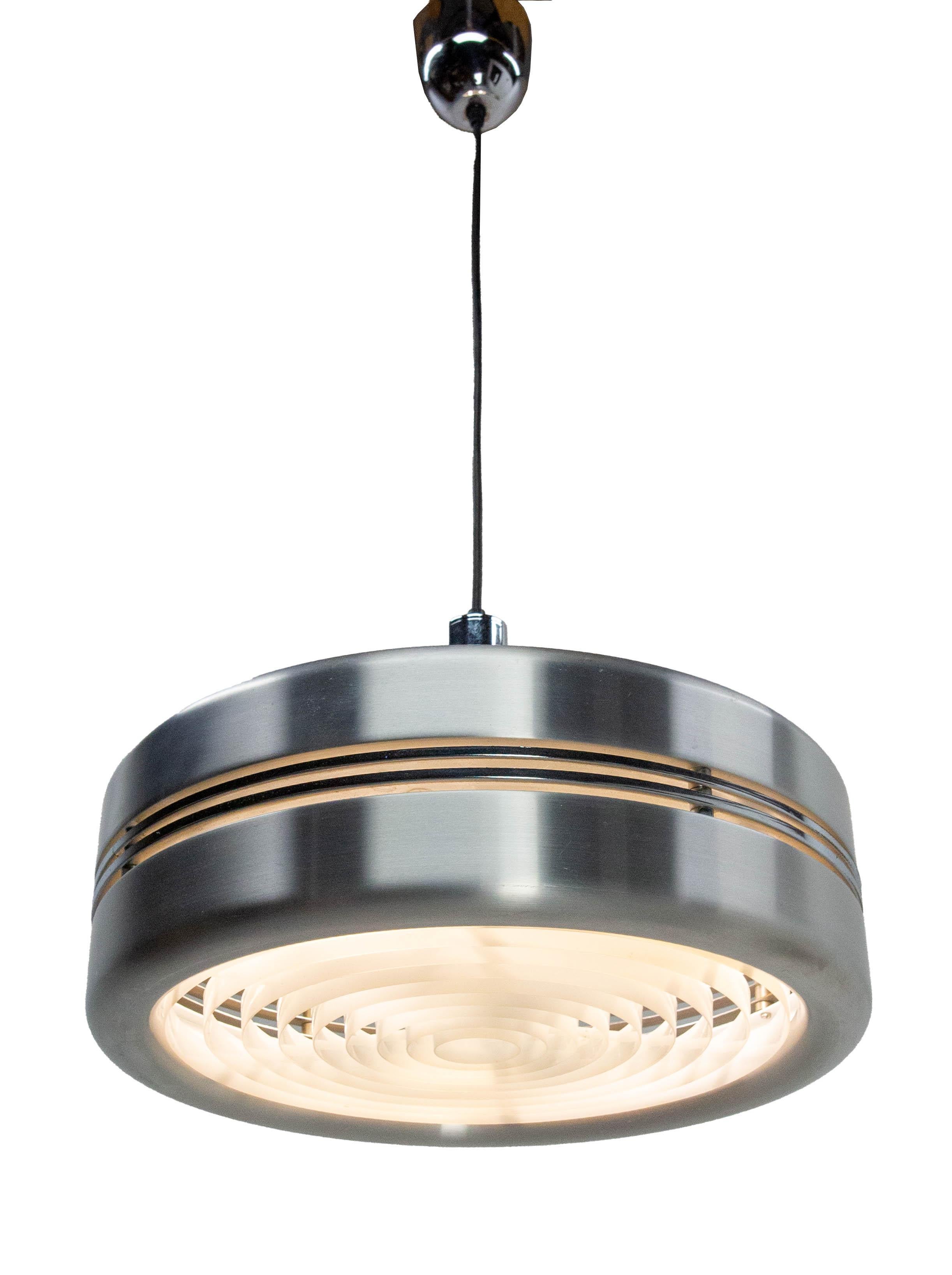 Lustro francese o pendente da soffitto in alluminio, tre lignaggi.
Si dice che questo tipo di lampada appartenga all'era spaziale perché la sua forma ricorda un UFO.
A causa dell'incompatibilità della rete elettrica tra Europa e Stati Uniti, non