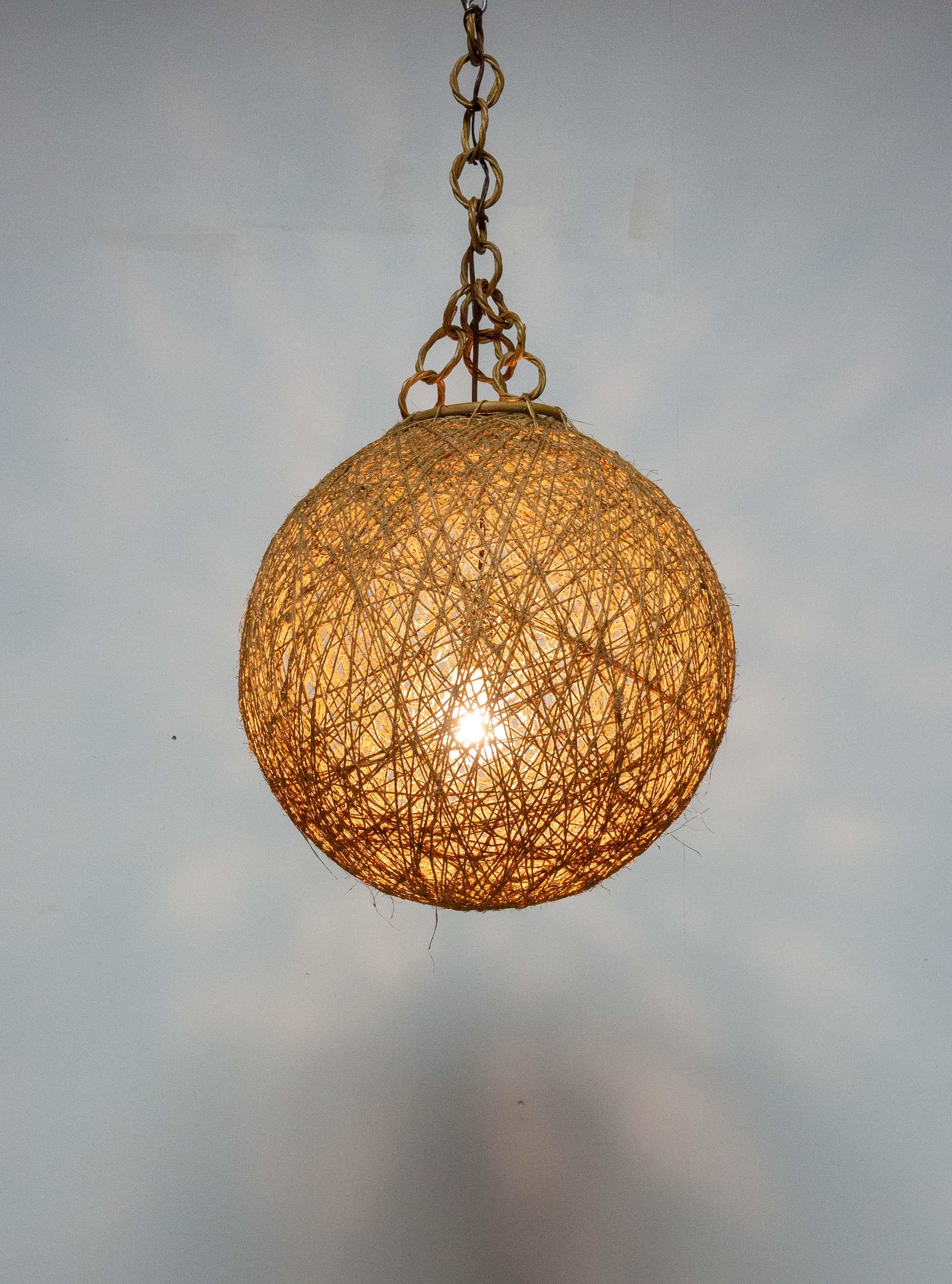 French lustre or ceiling pendant made of string and wicker.
One bulb inside the globe
Made circa 1970.
Good condition.

Shipping:
39 / 39 / 40 cm 1 Kg.