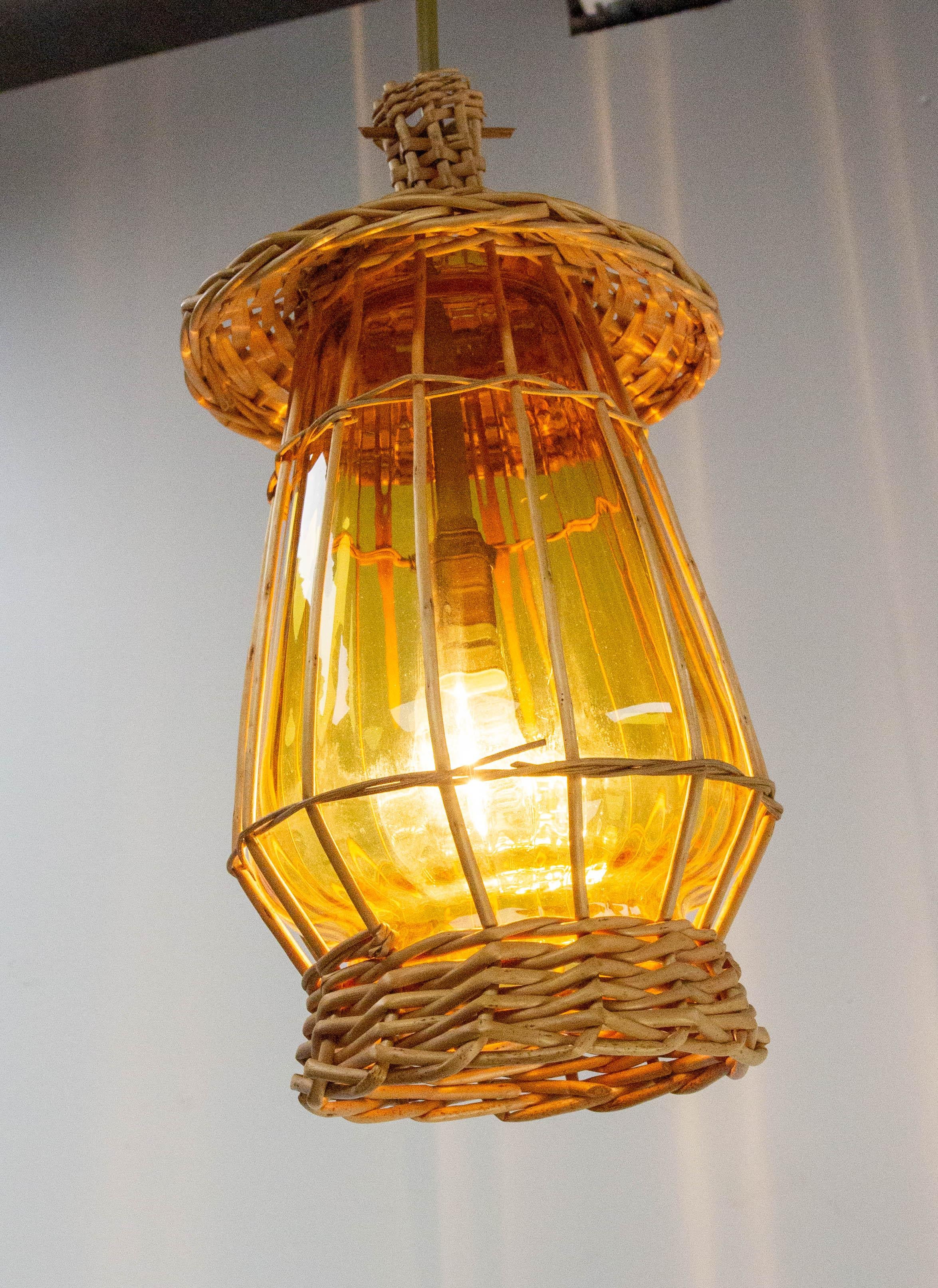 Mid-Century moderno Lampadario francese a soffitto in vetro giallo e vimini, stile Lanterne, 1970 ca. in vendita