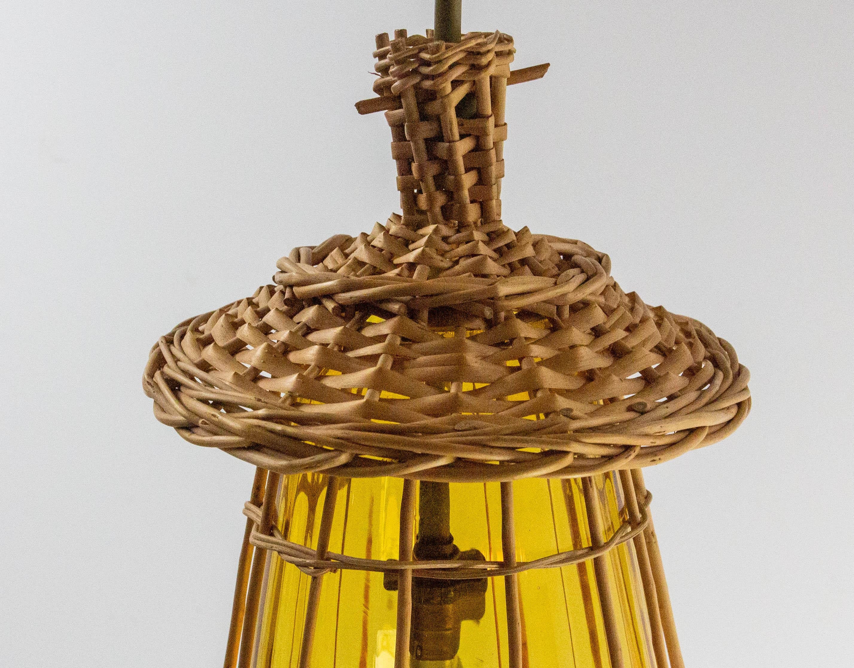 Francese Lampadario francese a soffitto in vetro giallo e vimini, stile Lanterne, 1970 ca. in vendita