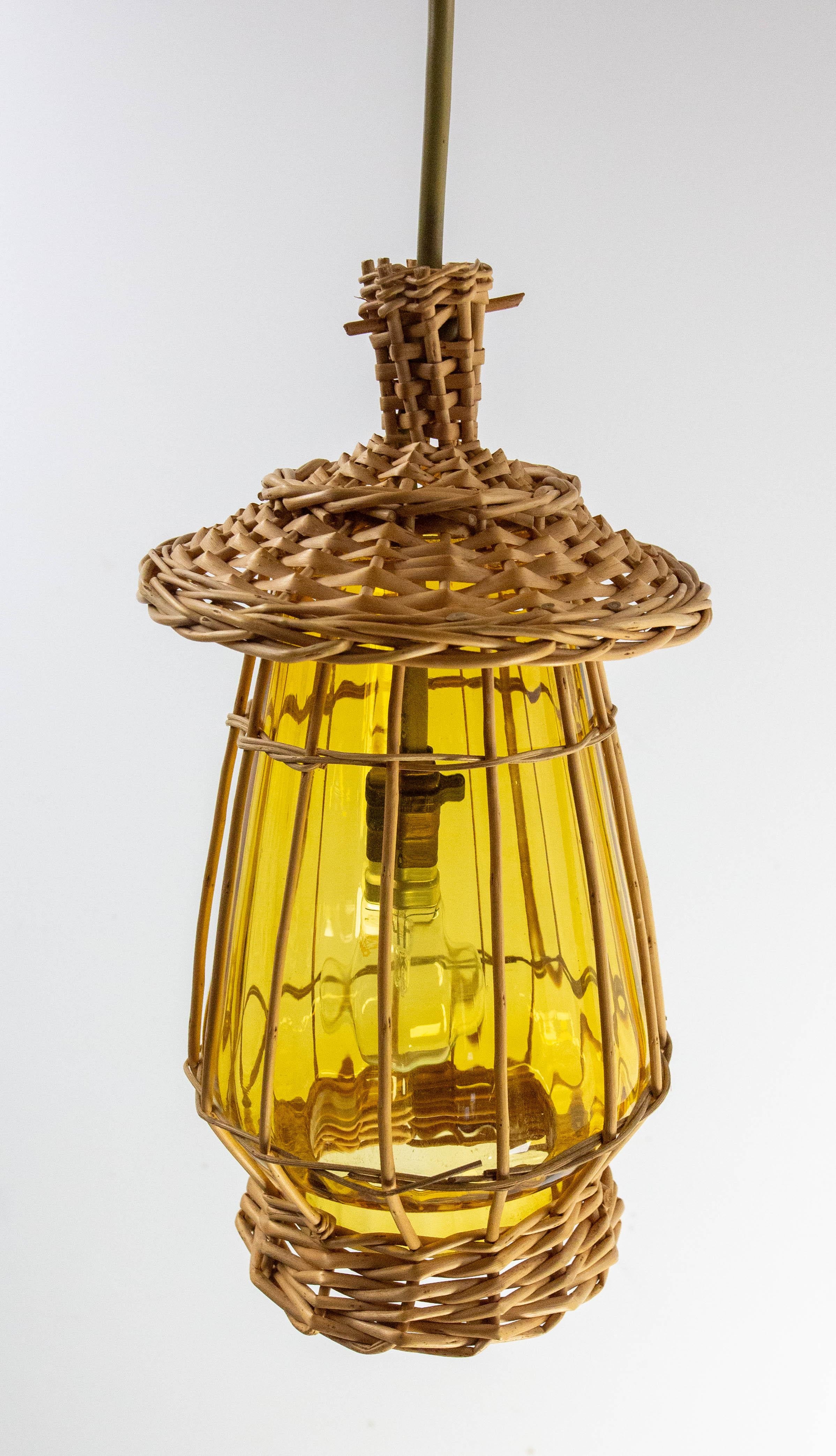 Lampadario francese a soffitto in vetro giallo e vimini, stile Lanterne, 1970 ca. In condizioni buone in vendita a Labrit, Landes