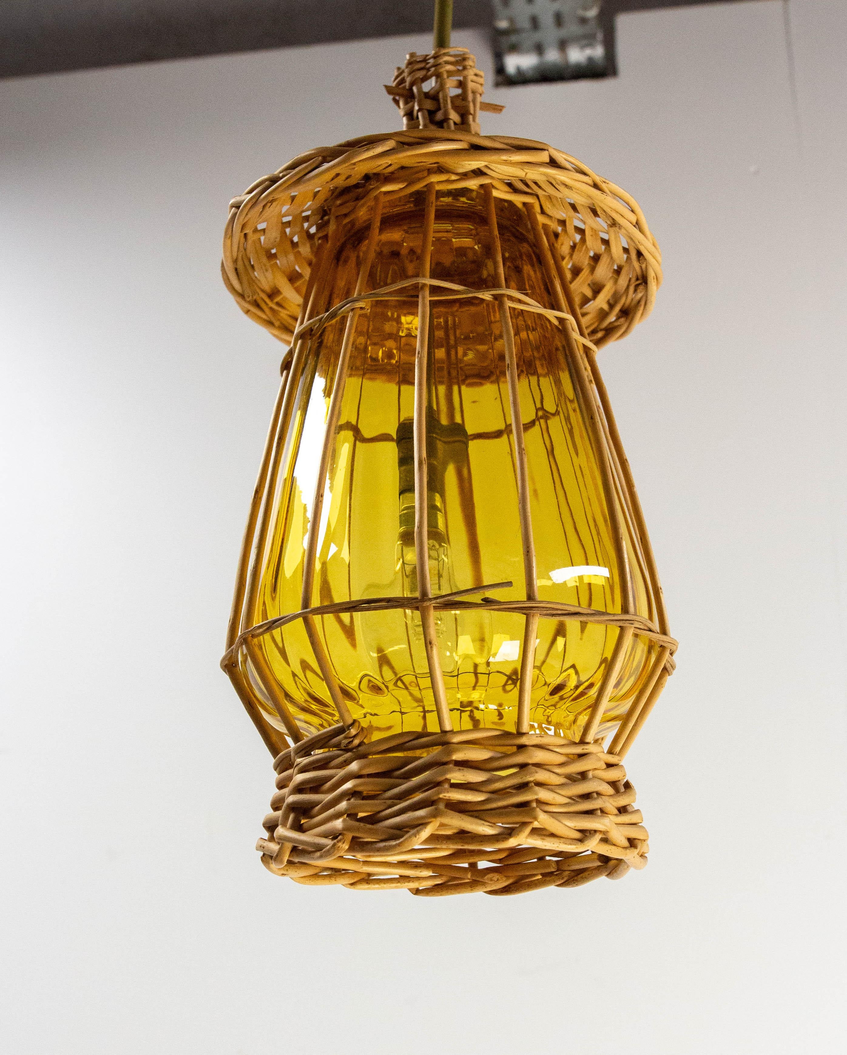 Fine XX secolo Lampadario francese a soffitto in vetro giallo e vimini, stile Lanterne, 1970 ca. in vendita