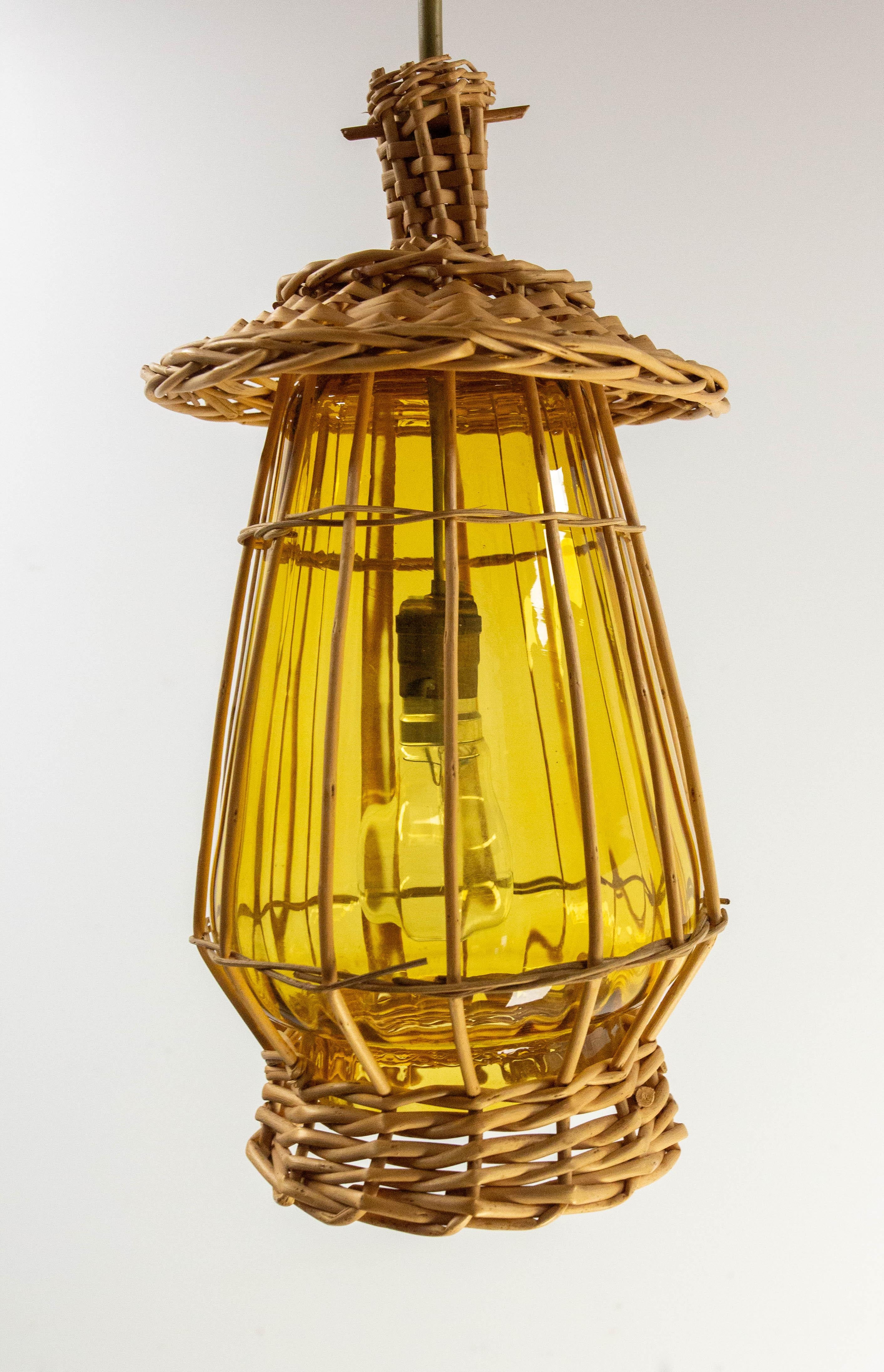 Lampadario francese a soffitto in vetro giallo e vimini, stile Lanterne, 1970 ca. in vendita 1