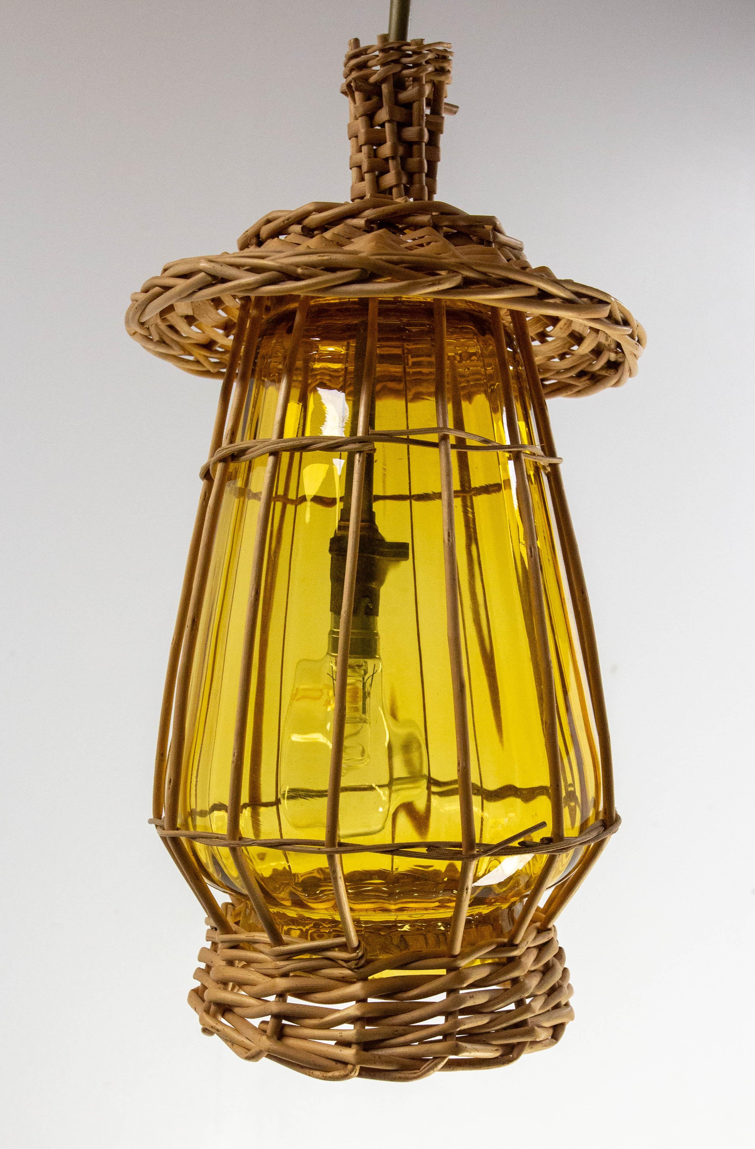 Lampadario francese a soffitto in vetro giallo e vimini, stile Lanterne, 1970 ca. in vendita 2