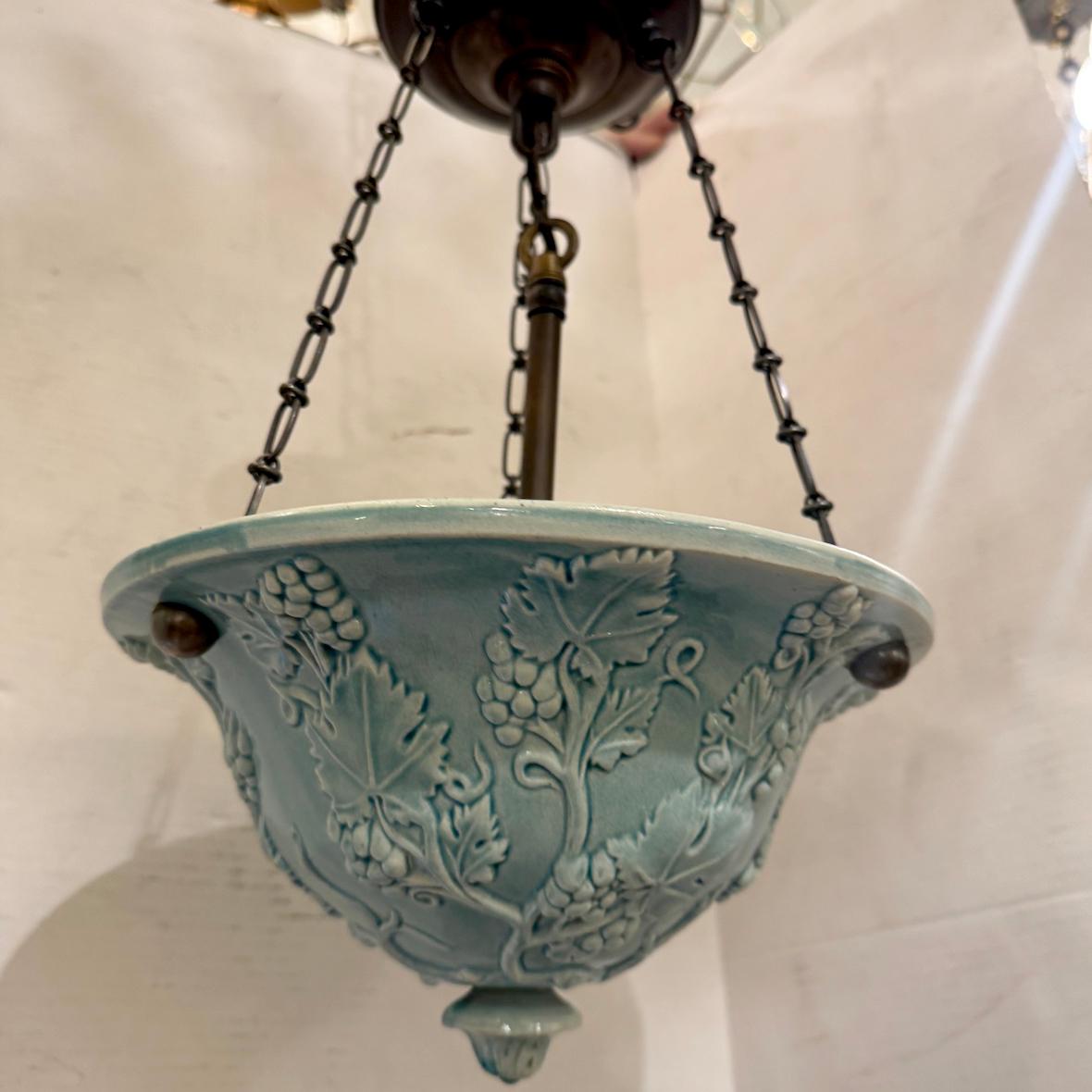 Apparecchio a sospensione in porcellana francese del 1920 circa con motivo a fogliame e 3 candelabri.

Misure:
Diametro: 11