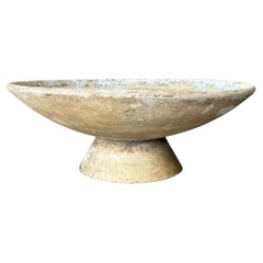 Jardinera de disco de cemento francés sobre pedestal