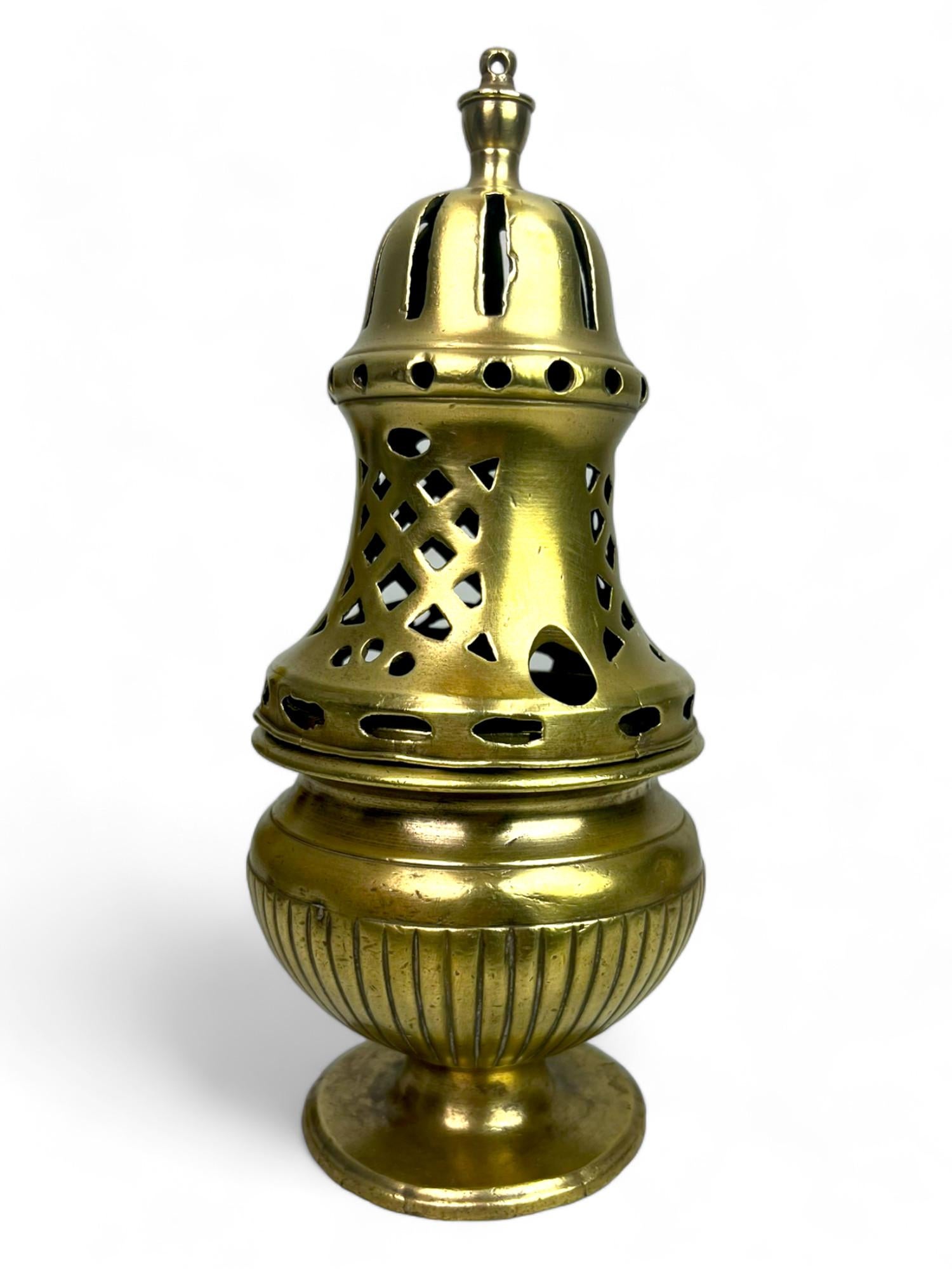 Très bel encensoir balustre décoré de godrons d'époque Louis XIV.
Cet encensoir / brûle-parfum / horloge d'église / brûle-parfum en bronze doré ajouré est composé de plusieurs parties. Le corps repose sur un socle circulaire. Il est surmonté d'un