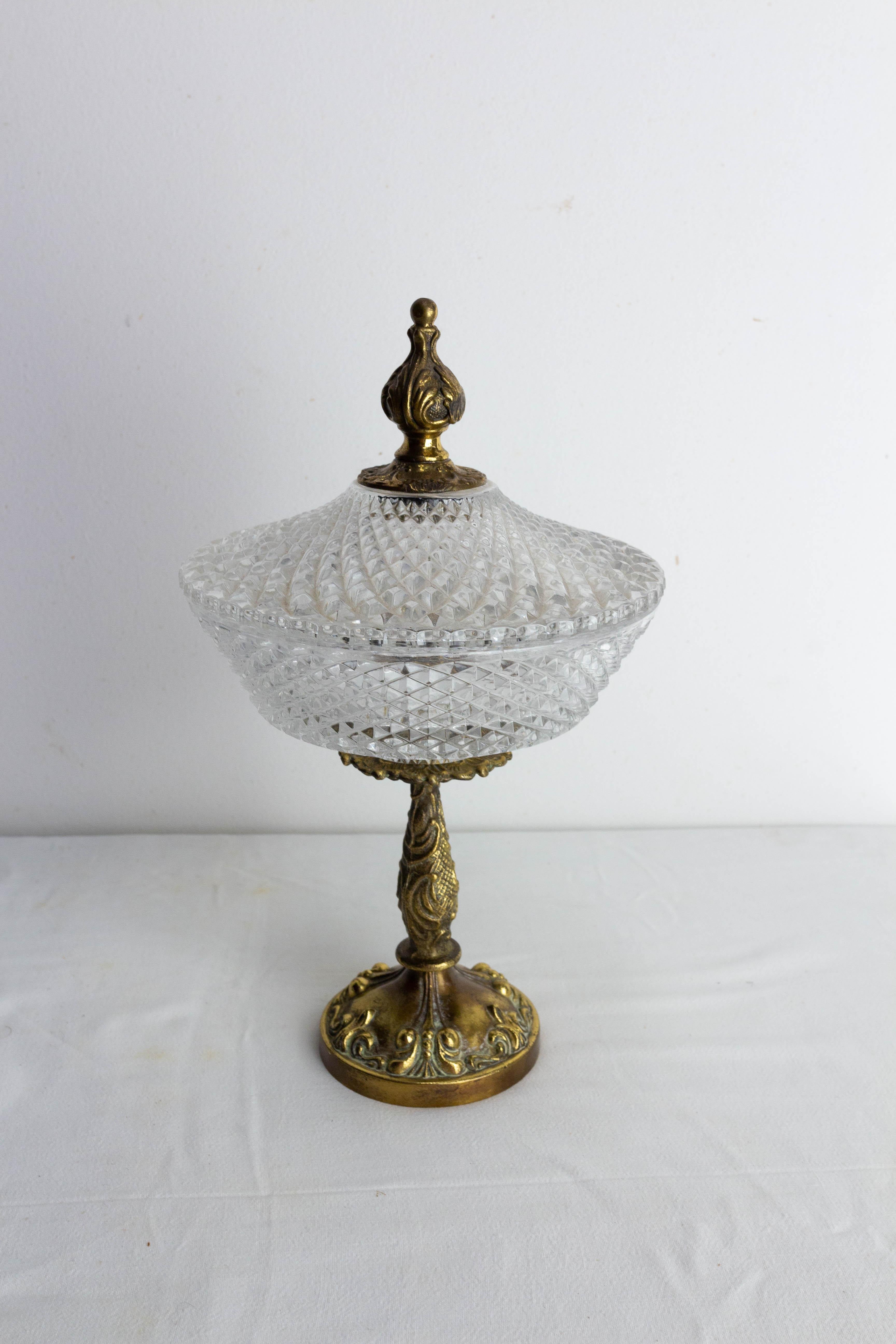 Atypical center piece or vide-poche made in the 1960s with a candlestick. 
Vegetal ornementation
Brass and glass
French Mid-century
Good condition

Shipping:
D 16.5 H 29 1,7 kg.

