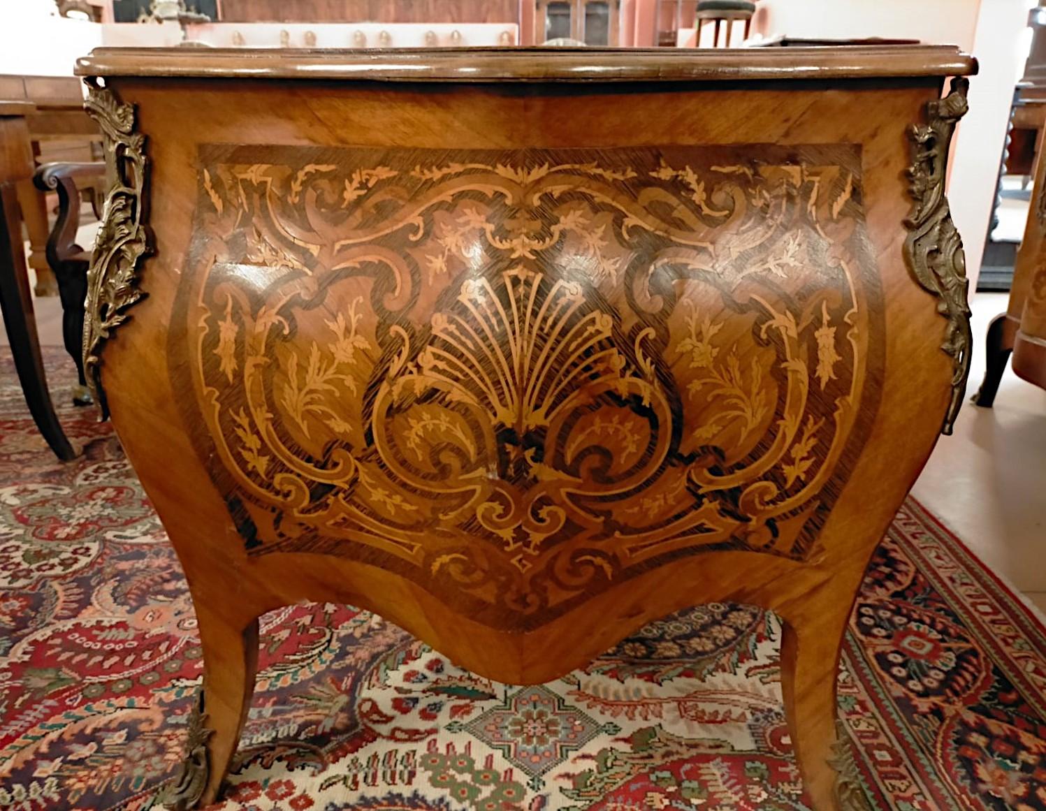 French center room desk
Period: early twentieth century
Elegant French center desk in 1700 style.
Entirely inlaid and moved, with leather top and beautiful bronze profiles.

Although it is a reproduction, the construction technique is the same used