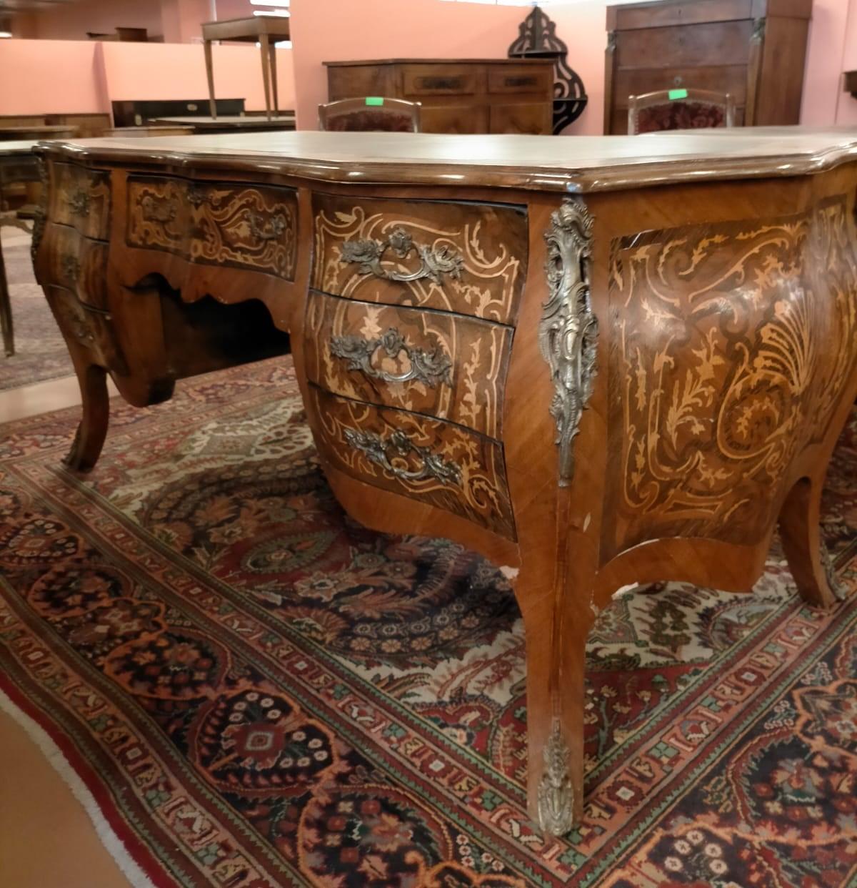 French center room desk inlaid and move top in leather and bronze profiles In Excellent Condition For Sale In Cesena, FC