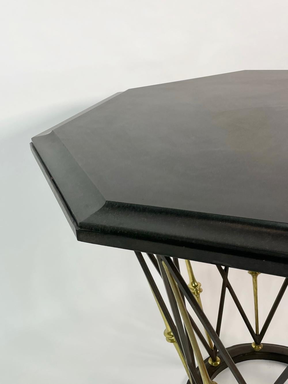Table centrale française en laiton et fer forgé avec plateau octogonal en ardoise en vente 7