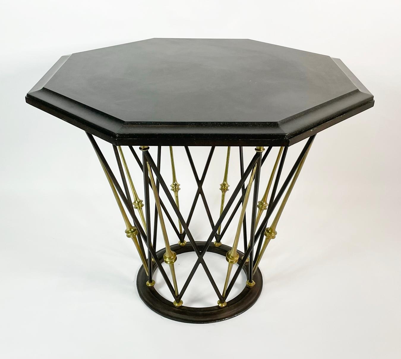 Français Table centrale française en laiton et fer forgé avec plateau octogonal en ardoise en vente