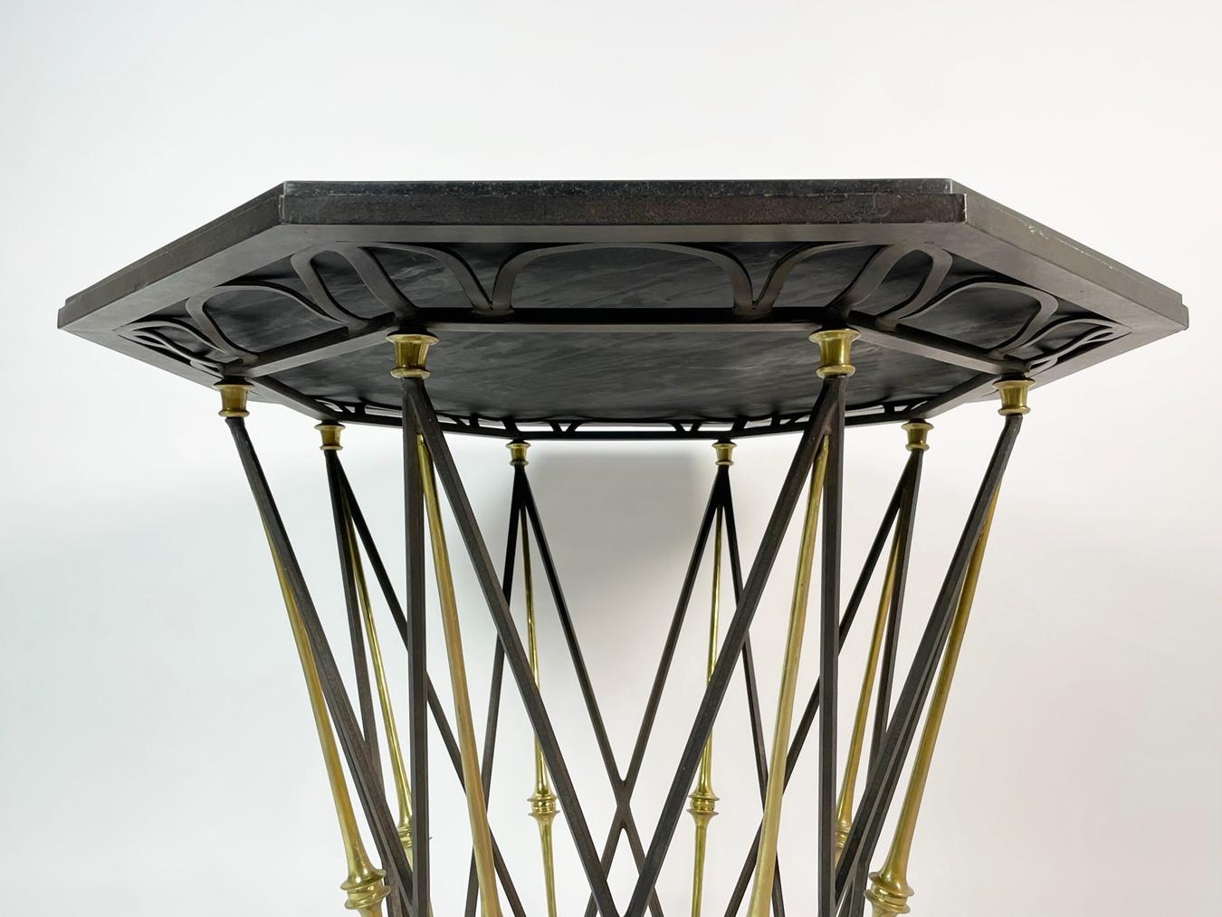 Table centrale française en laiton et fer forgé avec plateau octogonal en ardoise Bon état - En vente à Los Angeles, CA