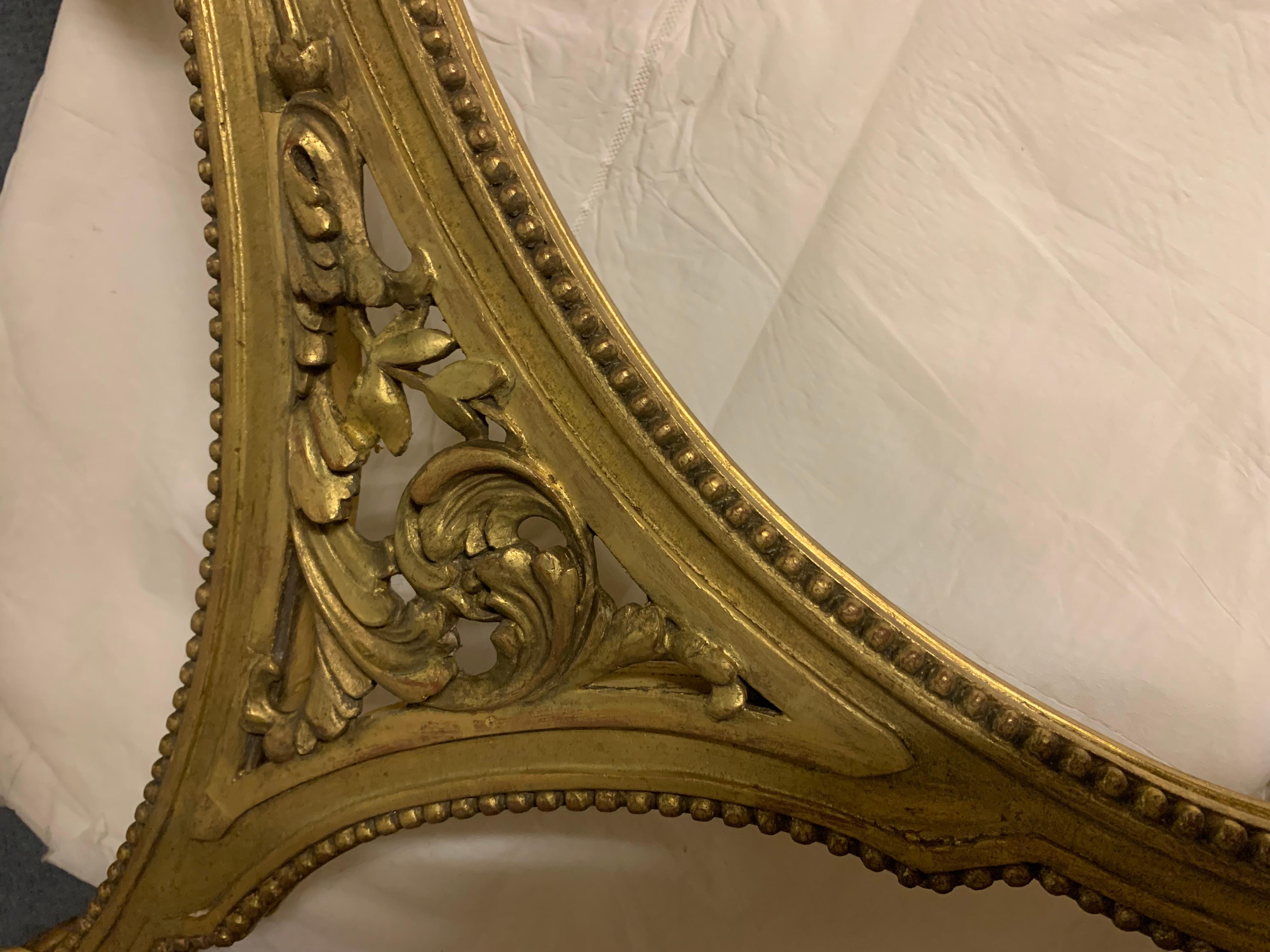 Schöner Mitteltisch aus vergoldetem Holz, Marmorplatte im Louis XVI-Stil, der Gürtel ist ganz durchbrochen, die Kreiselfüße werden von Akanthusblättern gekrönt und die 4 Beine sind durch einen fein geschnitzten und durchbrochenen Abstandshalter