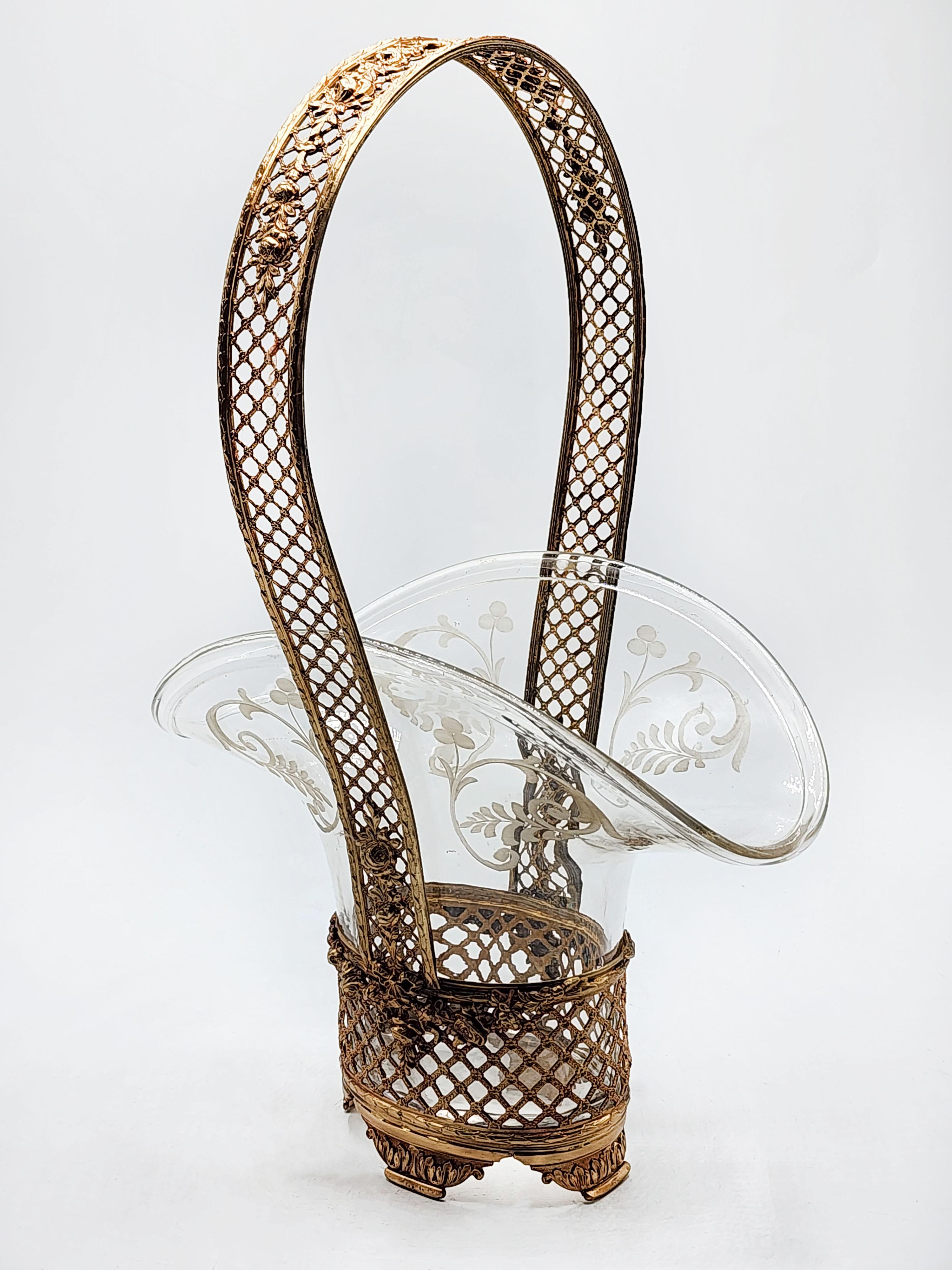 French Centerpiece Gilded Bronze Weave Open Crystal Basket
Beautiful centerpiece in gilded bronze interwoven with flower details on the glass and on the handles.
Measures:
Height: 38.5 centimeters
Length: 25 centimeters
Depth: 18.5 centimeters