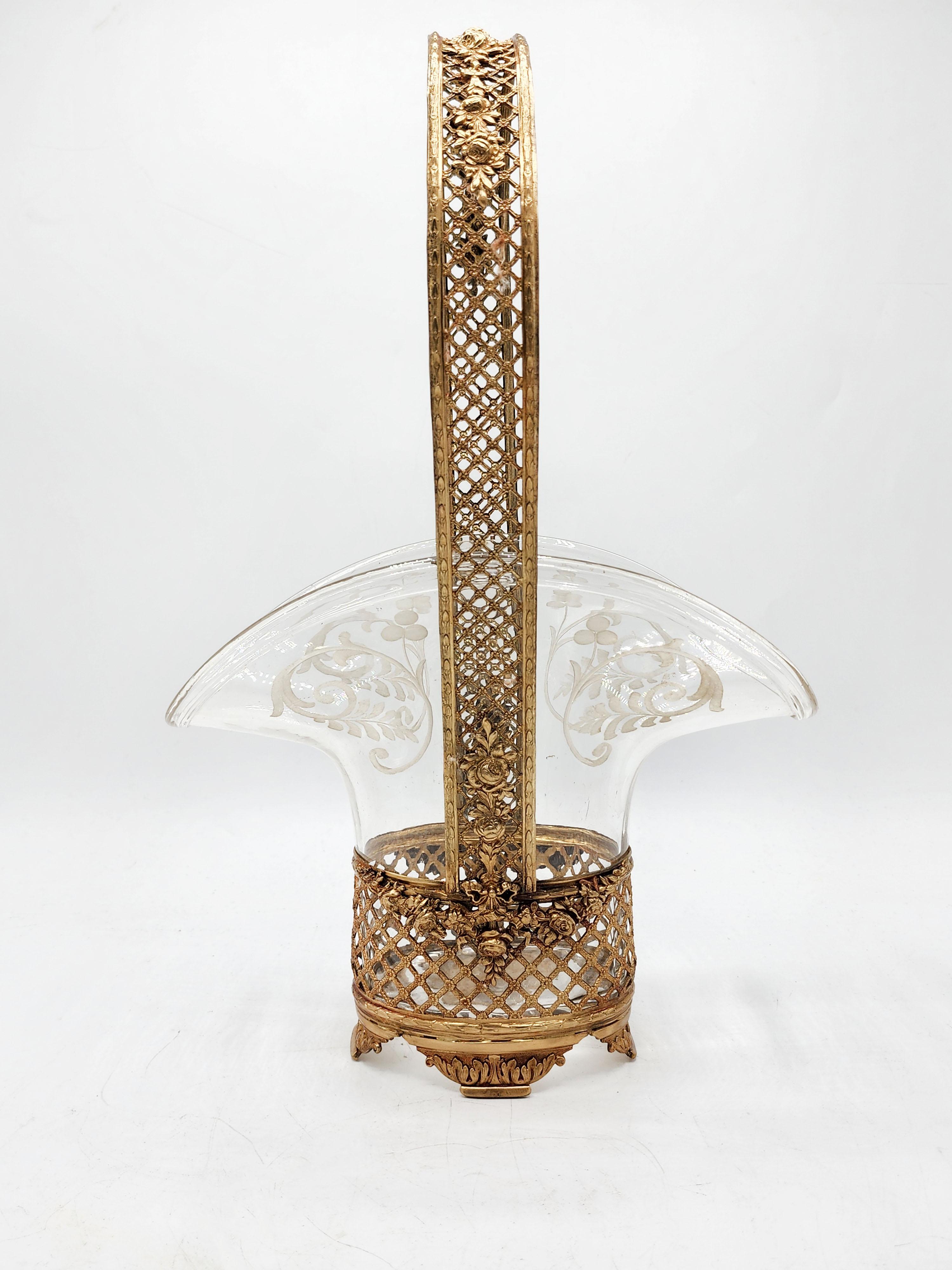French Centerpiece Gilded Bronze Weave Open Crystal Basket In Good Condition For Sale In Autonomous City Buenos Aires, CABA