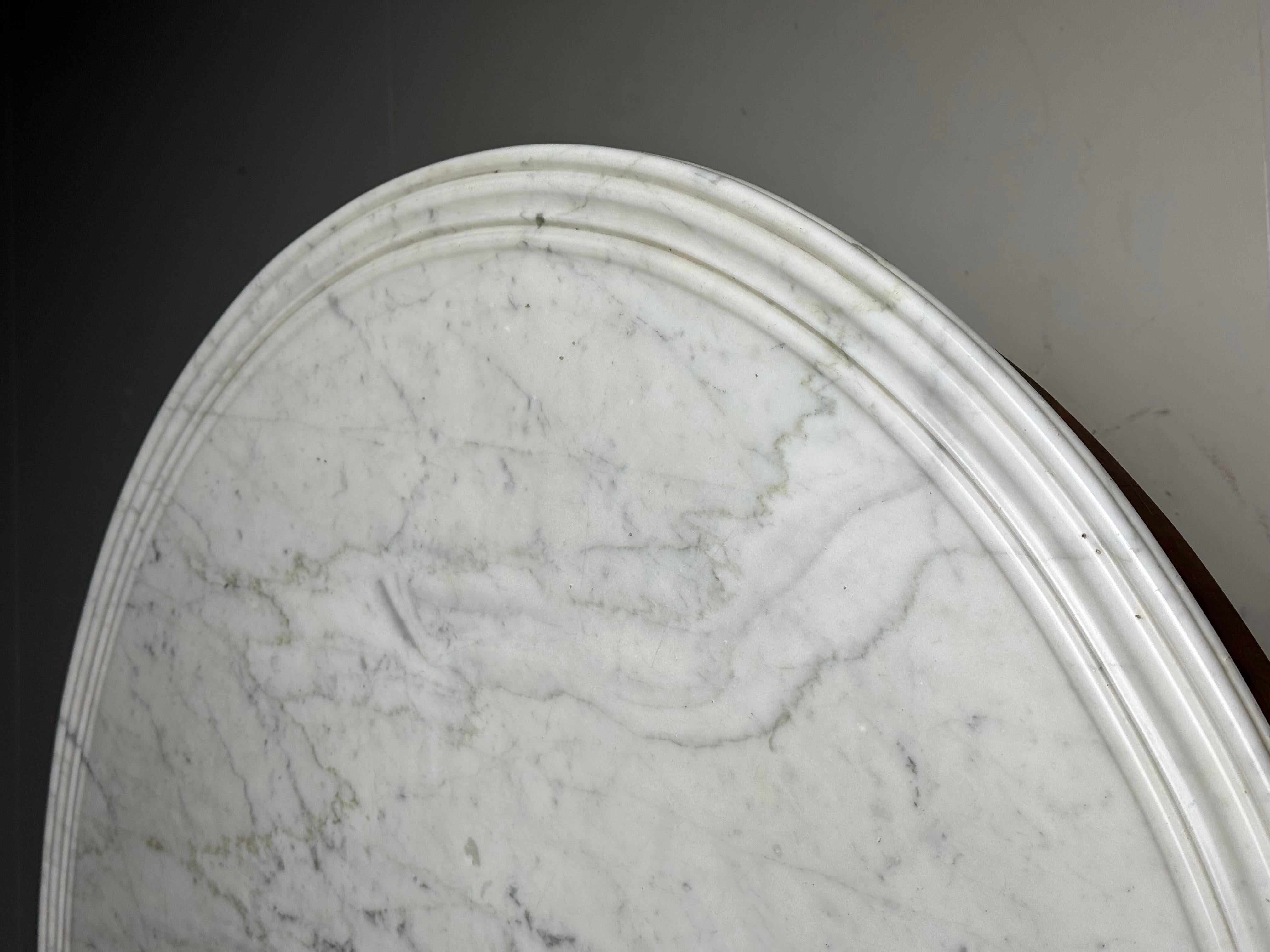 Table centrale / table basse française. 
Plaqué acajou. Pieds en pattes de lion en acajou massif et plateau en marbre blanc de Carrare.

Originaire de France, 19e siècle.

Magnifique à placer au centre d'un hall ou d'une pièce.

En très bon état