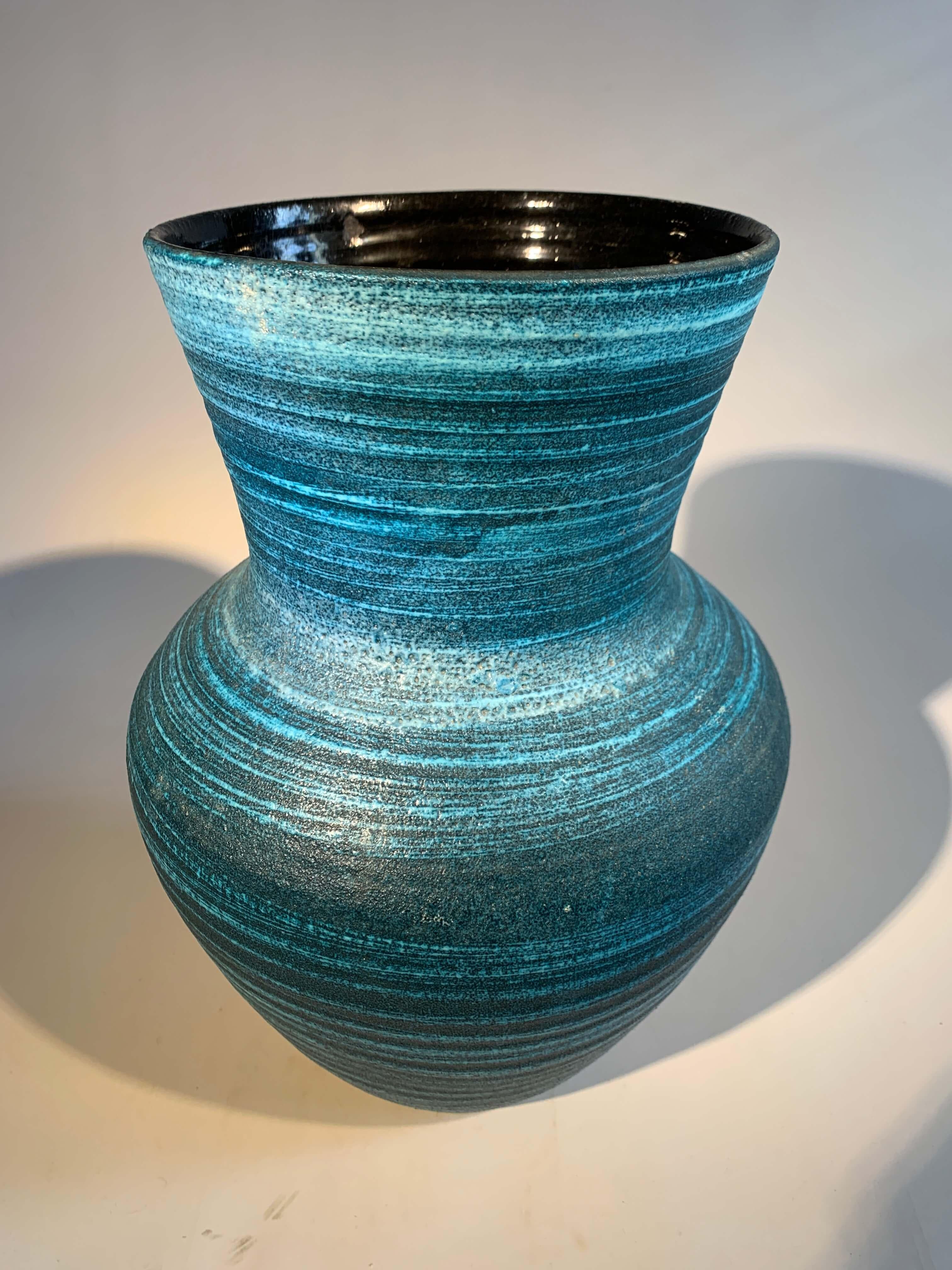 Accolay, serie Gauloise. 
Vaso grande in ceramica smaltata blu, interno nero.
Firma dell'artista sotto la base.
Francia, 1960
