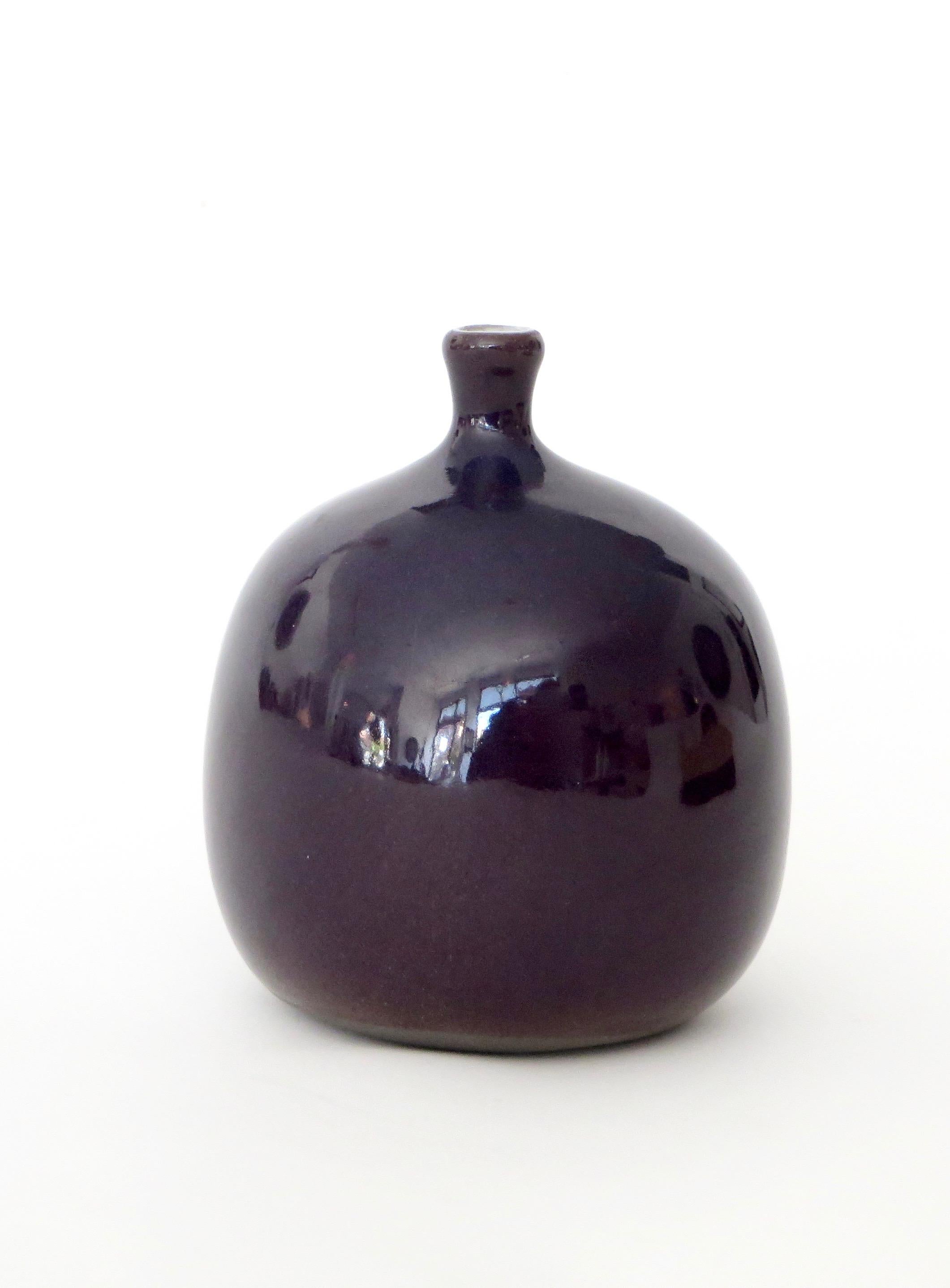 Apple form vase by the French ceramic artists Jacques and Dani Ruelland. Signed. 
Iconic glossy and shiny perfectly applied glaze in dark purple aubergine. 