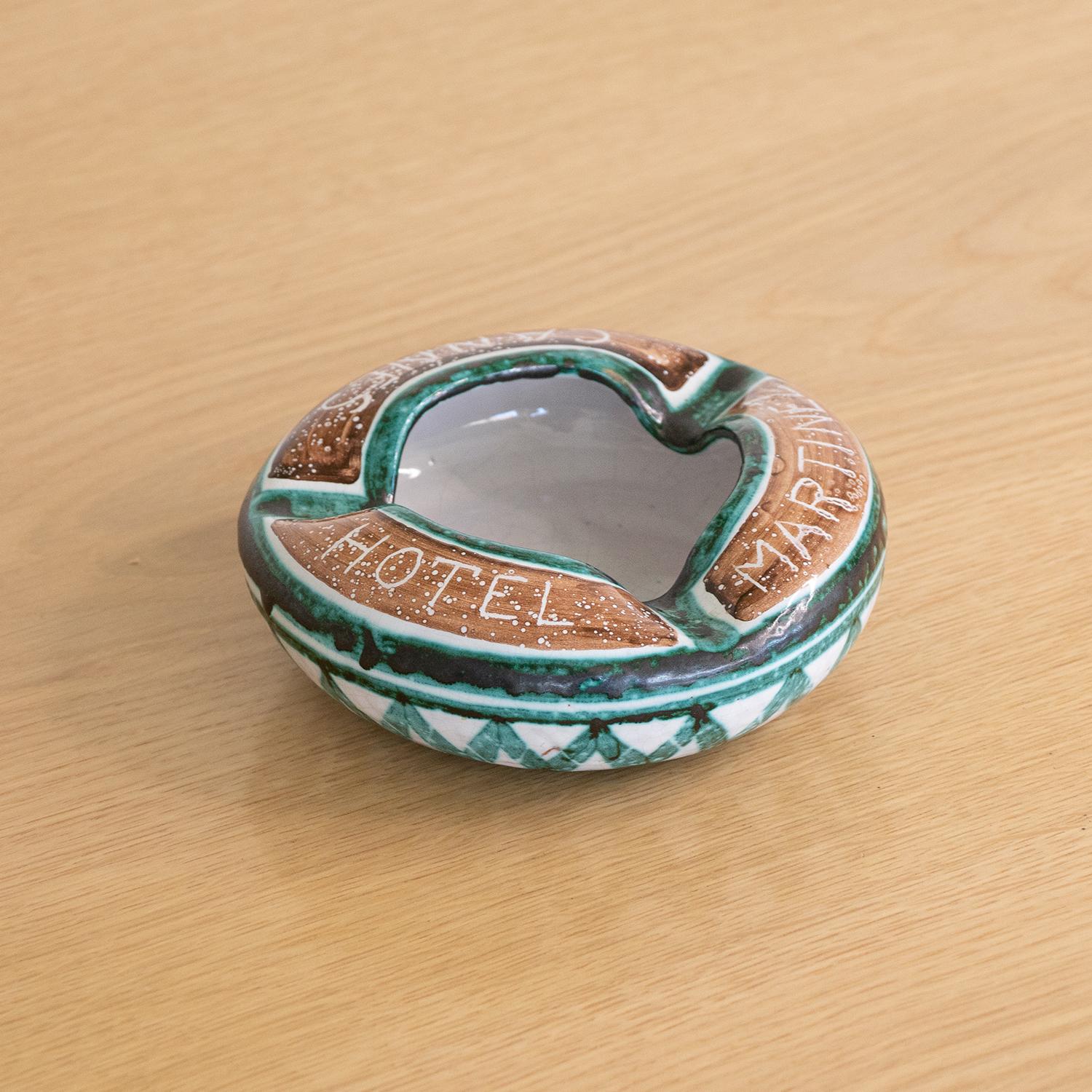 Rare et unique cendrier en céramique peinte de Robert Picault, France, années 1960. Plat circulaire vert et brun, lèvre incurvée et trois rainures pour équilibrer une cigarette. Parfait comme cendrier ou comme collecteur de pièces de monnaie.