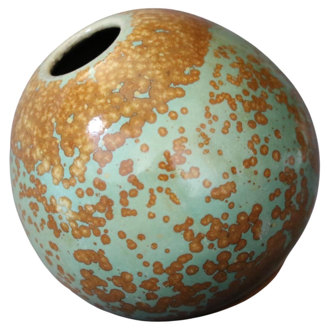 Vase boule en céramique française avec nuclages par Monique Cavallini - vers 2000