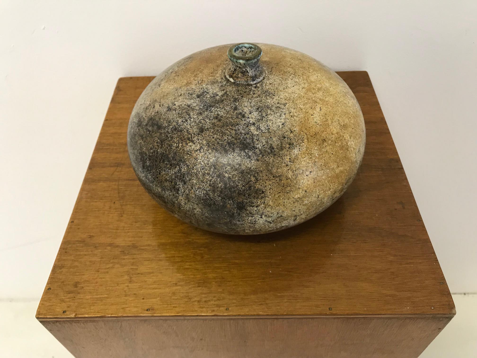 Céramique française. Bernard Buffat pour La Grange aux Poitiers Pièce unique 1960.
Céramique polychrome nuancée et émaux, Monogramme.
Dans un état parfait.