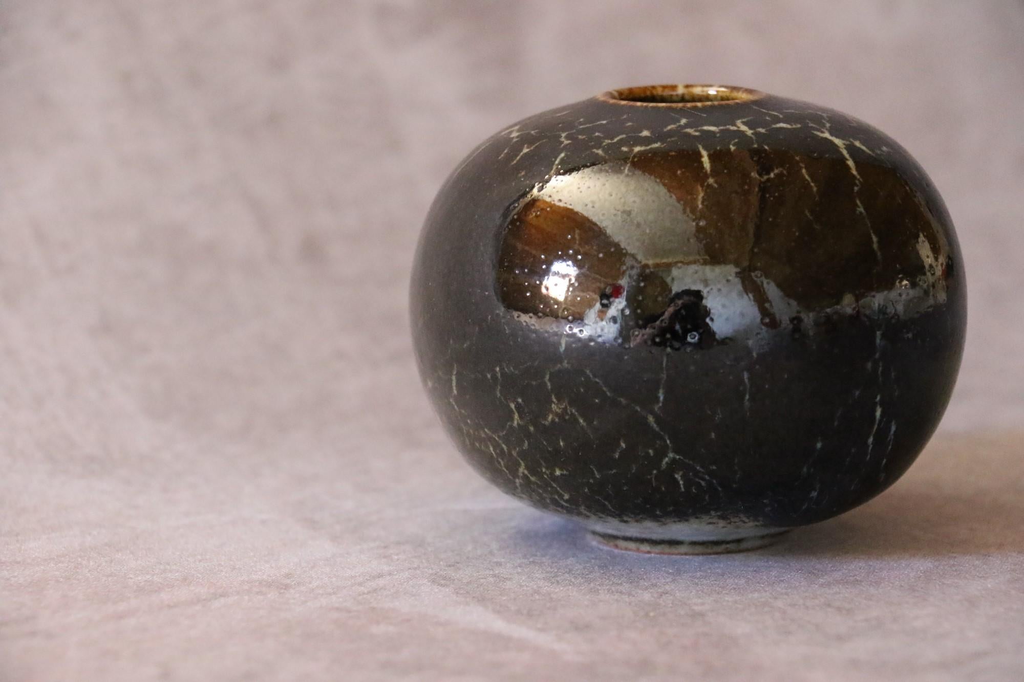 French ceramic ball vase by Marc Uzan - circa 2000
Delicate enamelling in black and white tones - Ring neck
Signed under the base
Very good condition

--------------------------
Born in Sousse, Tunisia in 1955, Marc Uzan discovered modelling