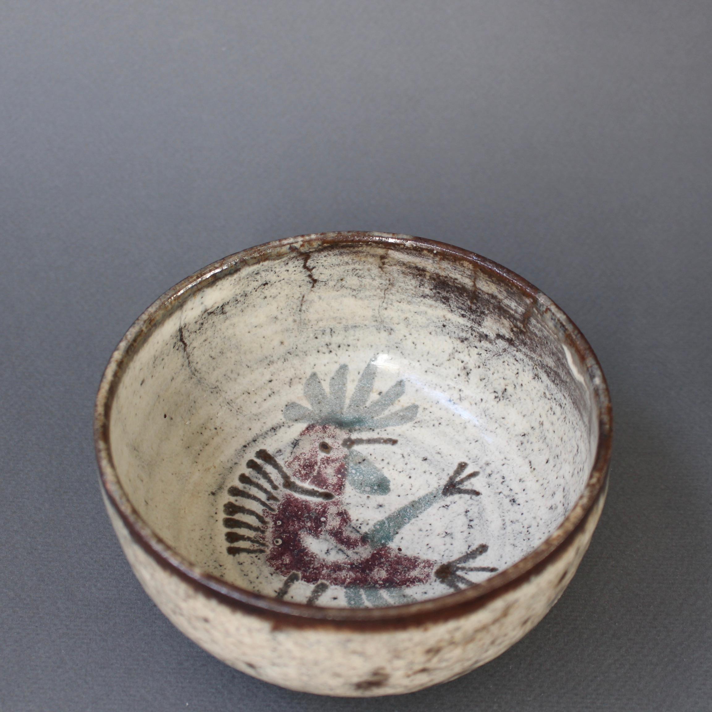 French ceramic small bowl by Gustave Reynaud - Le Mûrier (circa 1960s). Rice bowl-shaped ceramic piece with French coq motif hand painted at the bottom recess in Le Mûrier's trademark colours and decoration scheme. The rooster is mulberry red with