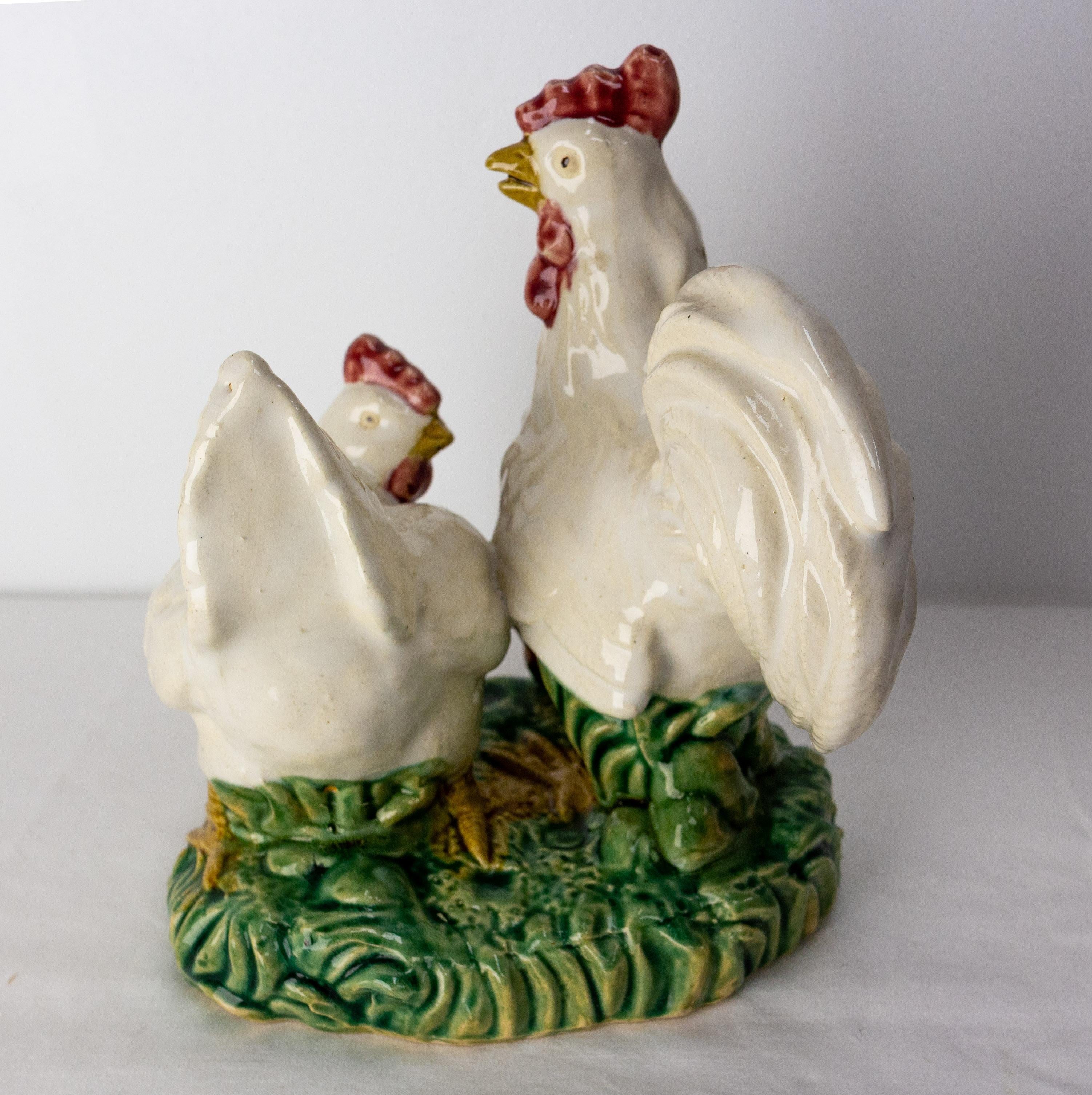 Grupo de gallinas y pollitos de la familia de las barbotinas de cerámica francesa, hacia 1900 C Francés en venta