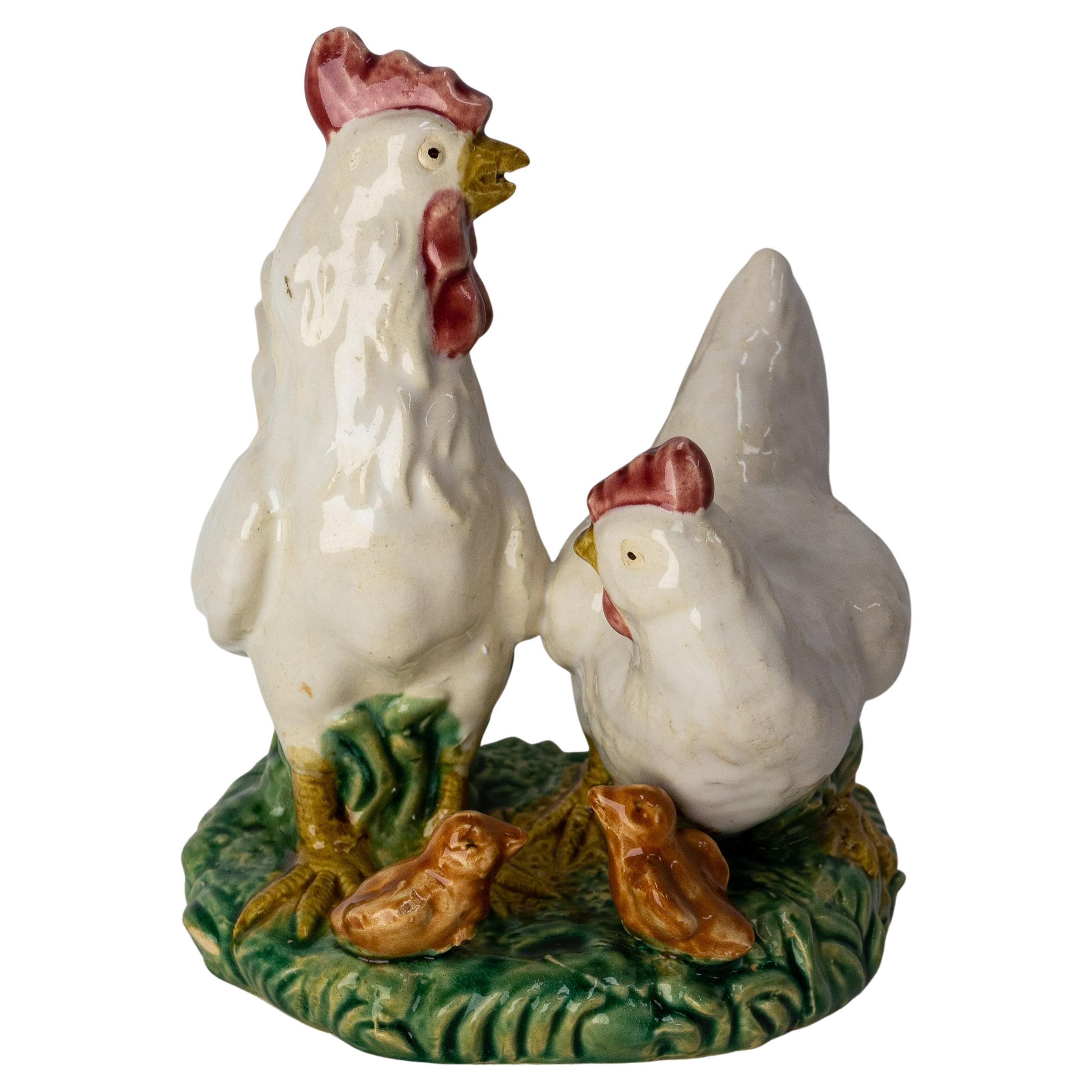 Französische Keramik-Barbotine- Hühner- und Eichhörnchengruppe aus Keramik, um 1900