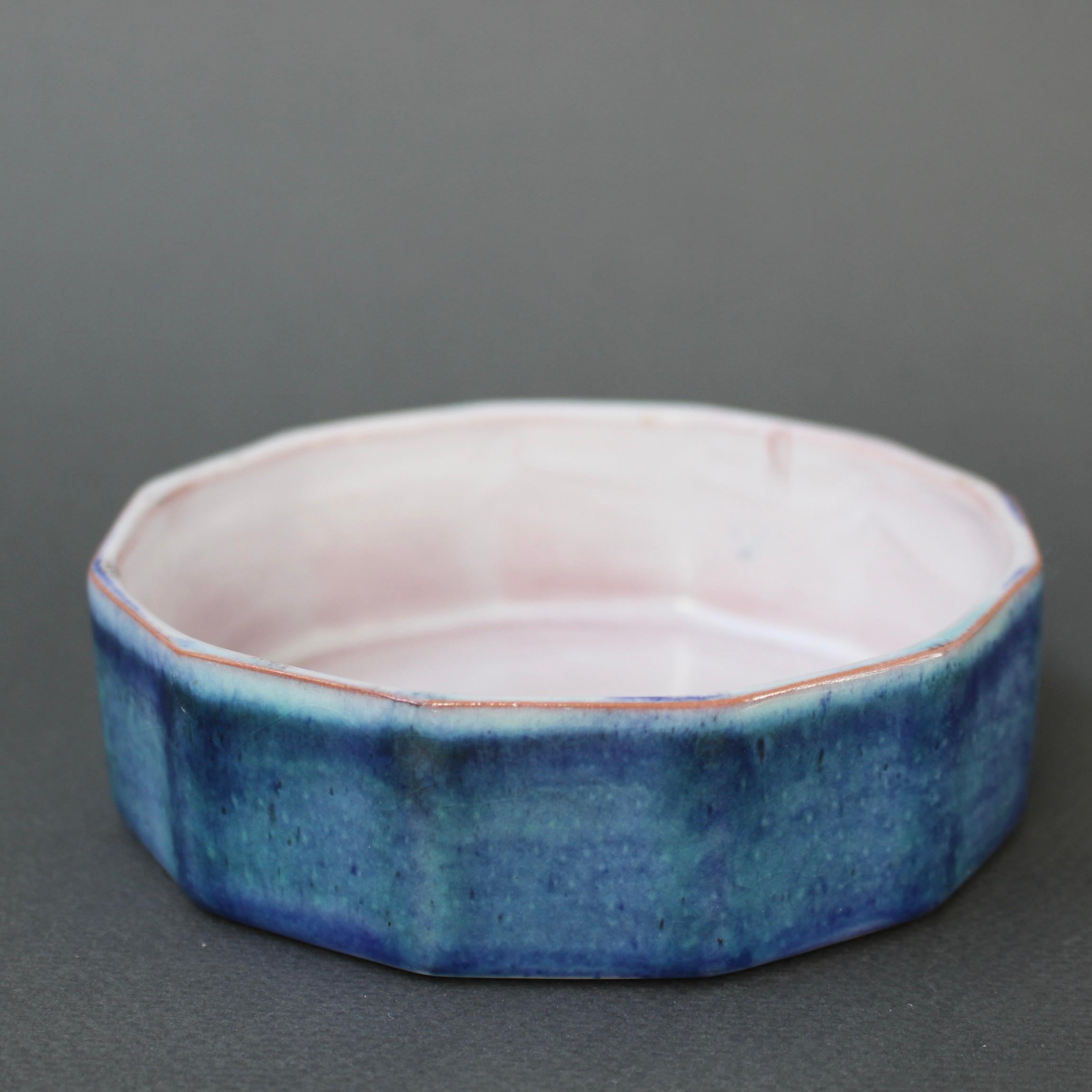 French ceramic decorative bowl / vide-poche by the Frères Cloutier (circa 1970s). A charming decorative yet utilitarian bowl created in the trademark pink and blue colours of the Cloutiers. It is immediately identifiable as theirs. With its subtle