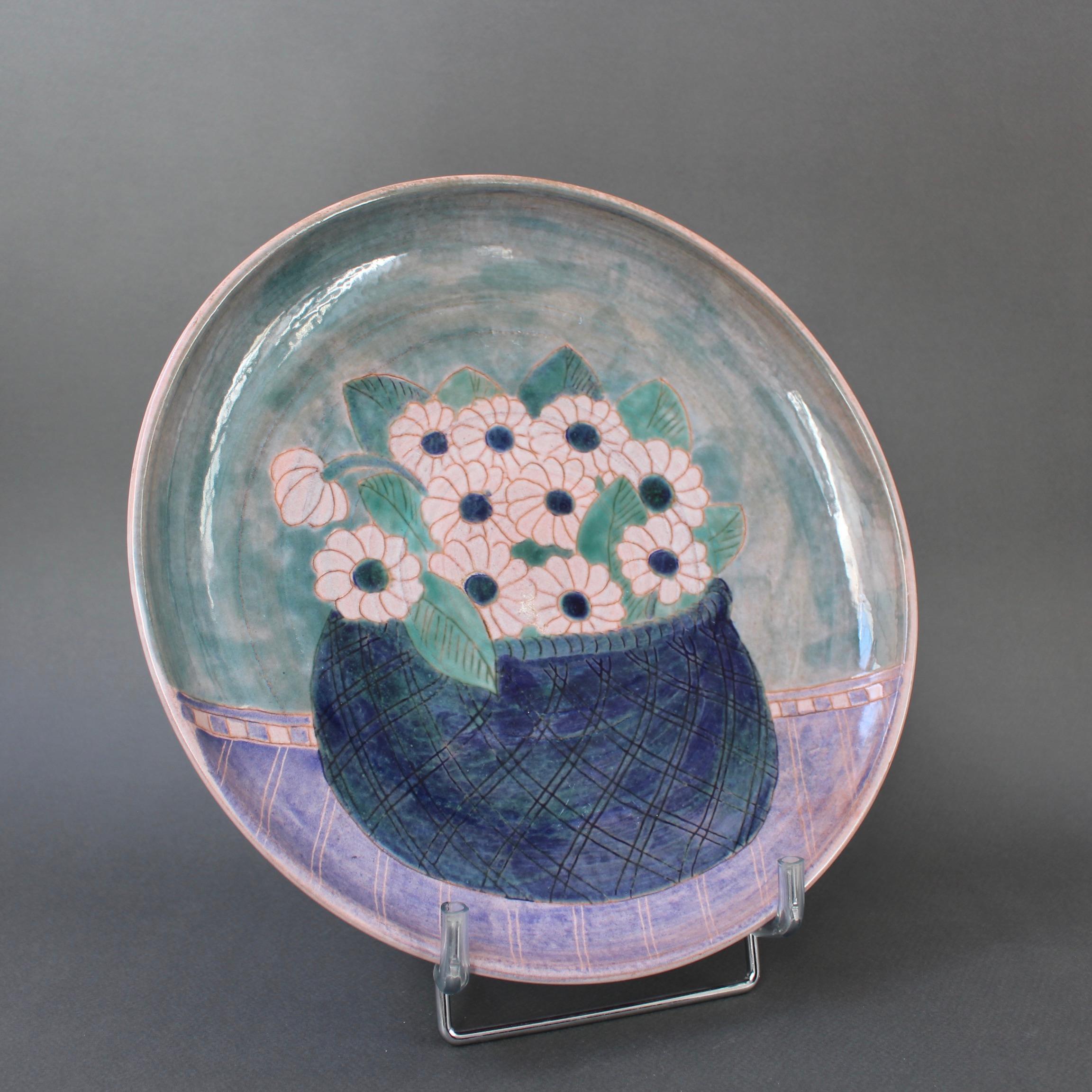 Dekorative französische Keramikplatte von Frères Cloutier (um 1970). Eine bezaubernde dekorative Platte in den für die Cloutiers typischen subtilen Farbtönen. Es ist sofort als ihres zu erkennen. In der Mitte der Platte ist ein reizvoller