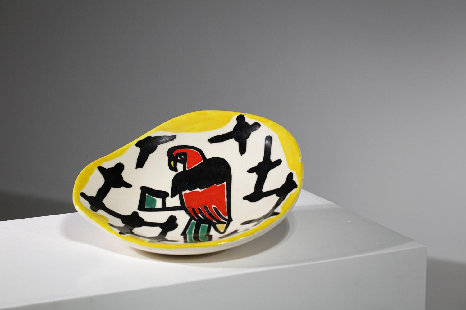 Français Plat en céramique français Roland Brice perroquet Fernand Leger Biot- G398 en vente