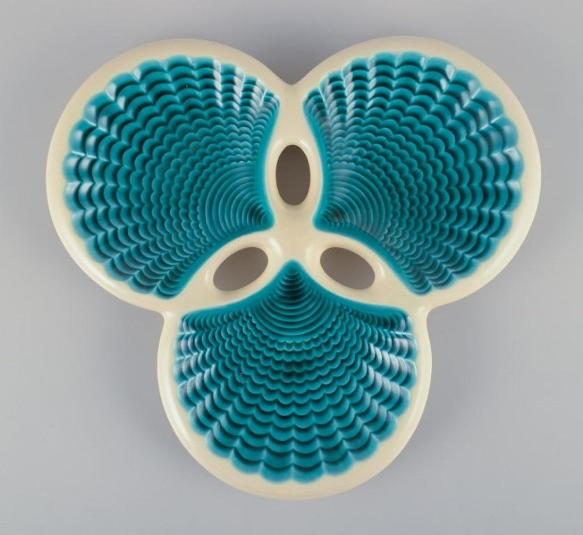 Piatto in ceramica francese. Forma tripla e a conchiglia.
Smalto turchese e color crema.
Ca. 1940s.
Contrassegnato.
Condizioni perfette.
Dimensioni: D 30,0 cm. x H 3,5 cm.
