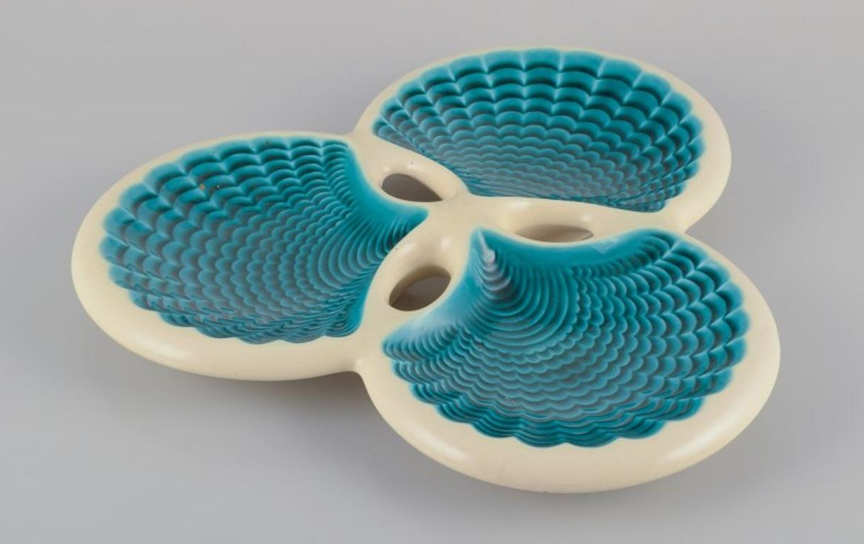 Smaltato Piatto in ceramica francese. Forma tripla e a conchiglia. Anni '40 circa in vendita