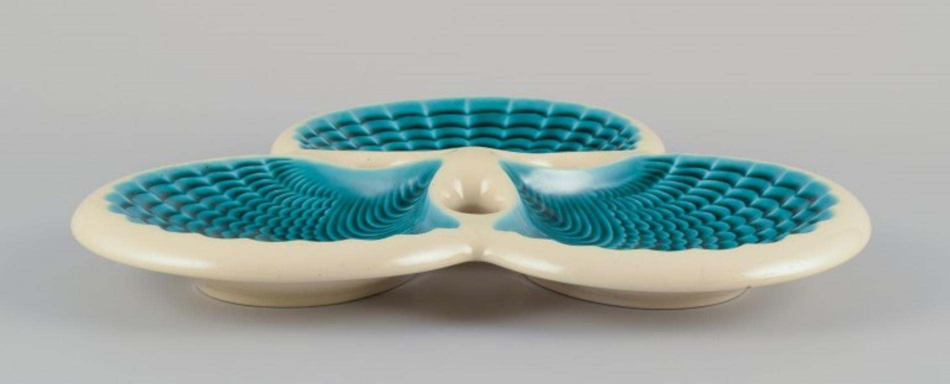 Piatto in ceramica francese. Forma tripla e a conchiglia. Anni '40 circa In condizioni ottime in vendita a København, Copenhagen